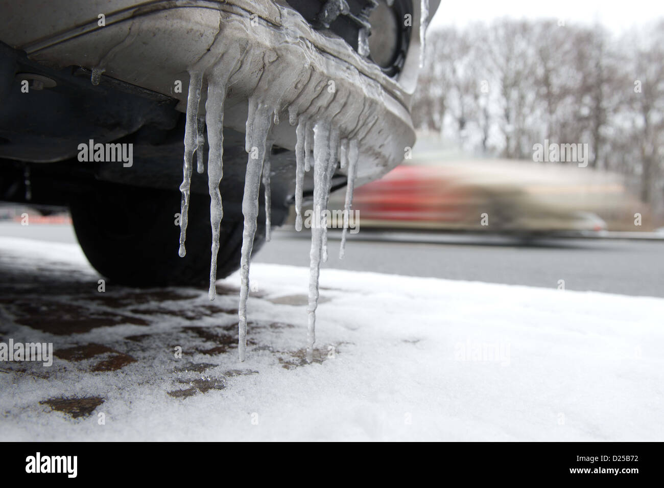 Eiszapfen hängen an einen Mietwagen in Berlin, Deutschland, 14. Januar 2013. Laut Meteorologen wird das Wetter kalt und winterlich bleiben. Foto: Maurizio Gambarini Stockfoto