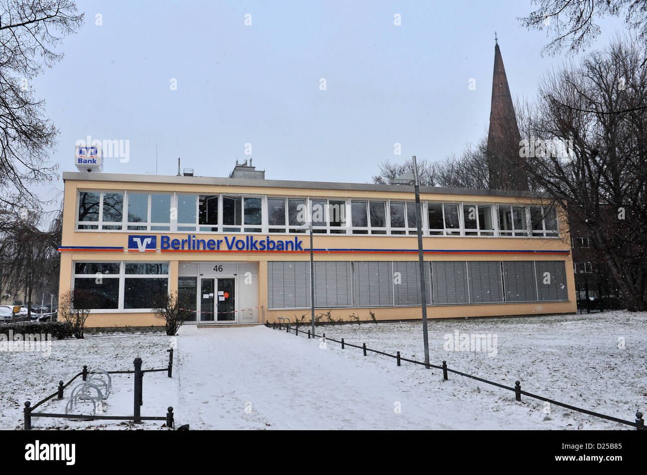 Ein Blick auf eine beraubt Bank in Berlin, Deutschland, 14. Januar 2013. Unbekannte Räuber gegraben, ein Tunnel in einem Keller garage in der Nähe und entleert den Tresorraum. Räuber sind unbekannt. Foto: Paul Zinken Stockfoto