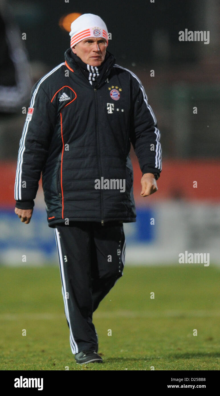 Münchens Trainer Jupp Heynckes geht über das Spielfeld während das Testspiel zwischen SpVgg Unterhaching und Bayern MunichMünchen am Sportpark in Unterhaching, Deutschland, 13. Januar 2013. Foto: Marc Müller Stockfoto