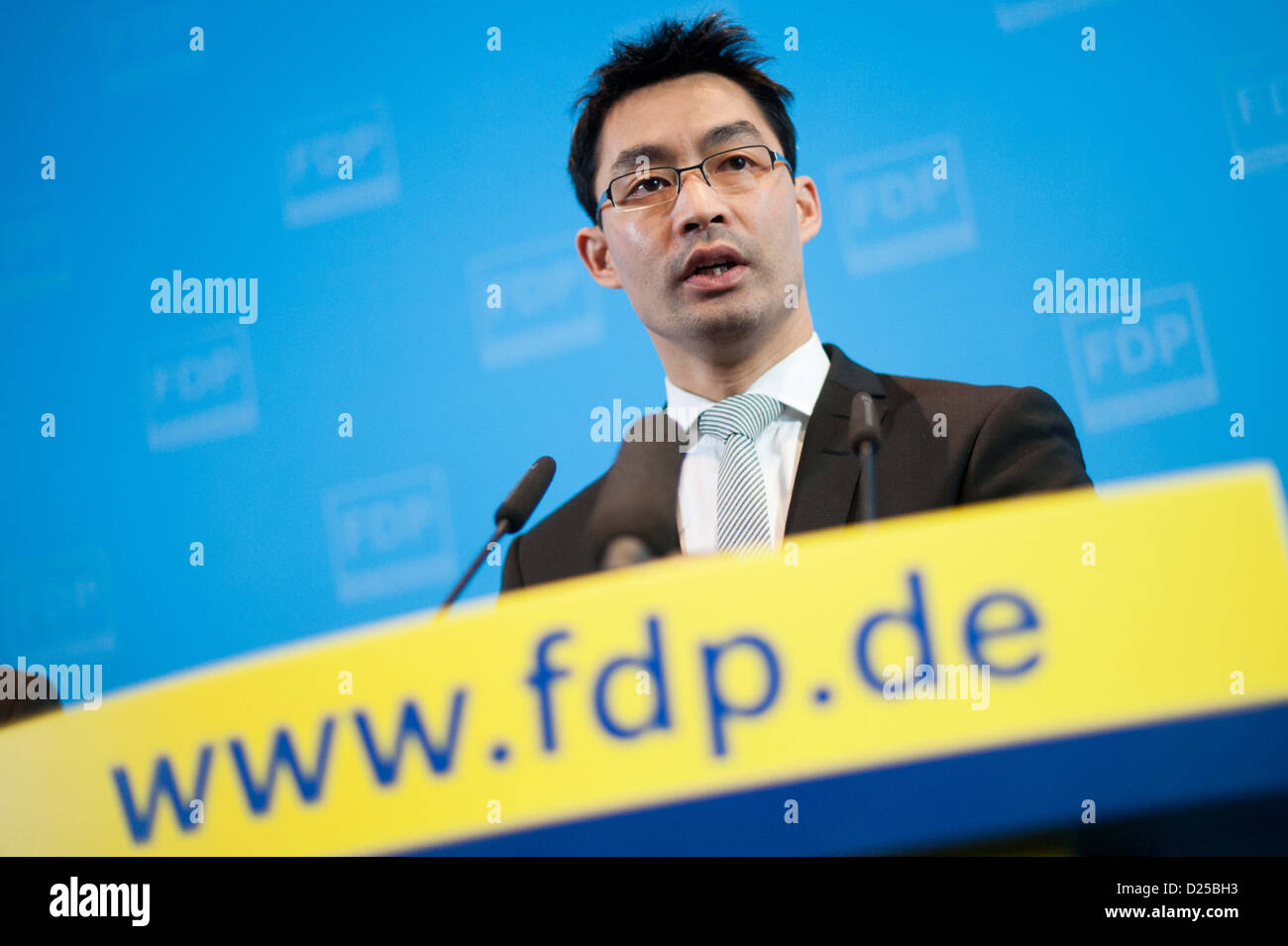 Bundesminister für Wirtschaft und Partei Führer der FDP Philipp Rösler schließt sich das FDP-Präsidium-treffen in Berlin, 14. Januar 2013. Foto: Maurizio Gambarini Stockfoto