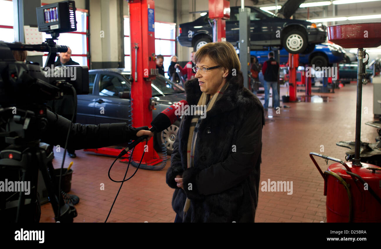 Sachsens Kultusminister Brunhild Kurth gibt ein Interview während ihres Besuchs in einem Mechaniker-Werkstatt (ATU-Autoteile Unger), wo sie mit einem Teilnehmer des Pilotprojekts Schule "Produktives Lernen" in Dresden, Deutschland, 14. Januar 2013 sprach. Das Projekt für Schüler in Gefahr, nicht Abitur wird angeboten dauerhaft in Sachsen, nach Sachsens Kultusminister Kurth am Montag. Im Moment verbringen rund 200 Schülerinnen und Schüler in der 8. und 9. Jahr zwei Tage pro Woche ein Praktikum ihrer Wahl. Foto: Arno Burgi Stockfoto