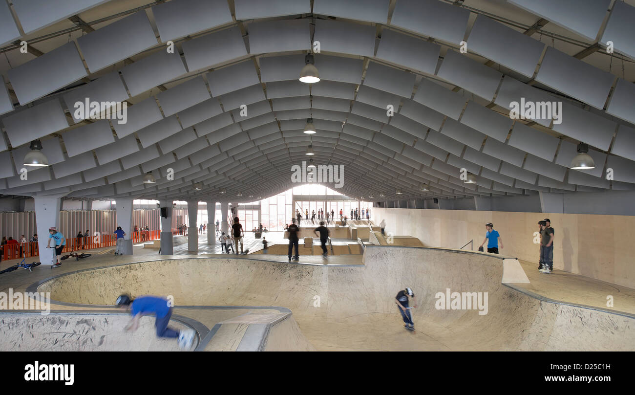 Zap' Ados Skatepark, Calais, Frankreich. Architekt: Bang Architectes, 2011. Umfassenden Überblick über die Funbox und Deckenkonstruktion mit Stockfoto