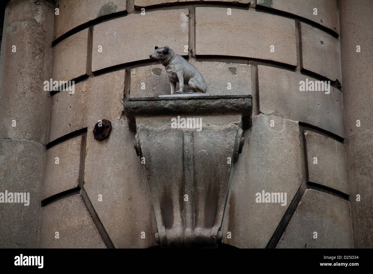 Bristol, UK. 15. Januar 2013. Statue gewidmet Nipper, das berühmte Symbol der "His Masters Voice" Credit: Rob Hawkins / Alamy Live News Stockfoto