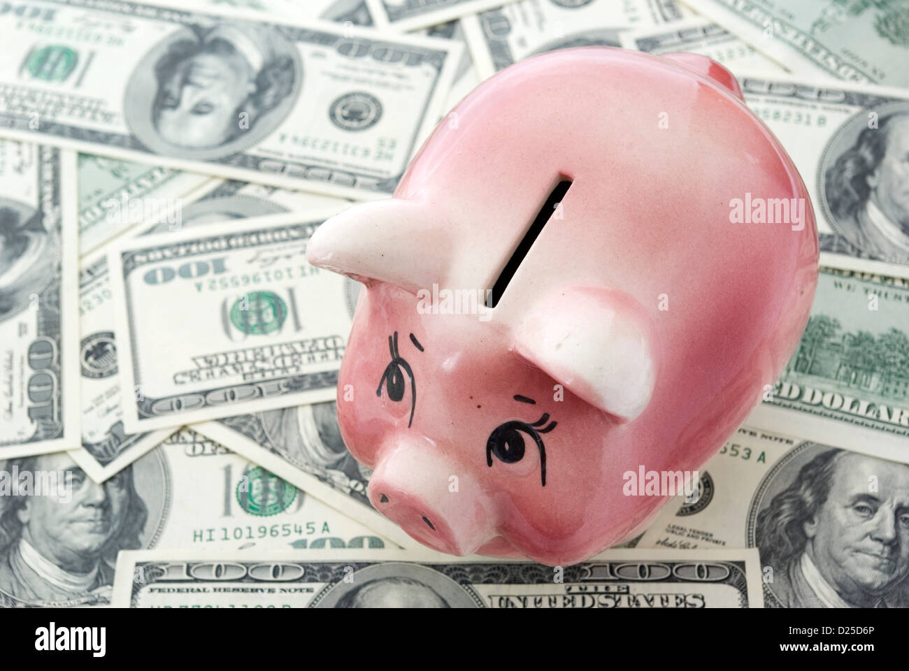 Sparschwein mit einem US-Dollar Stockfoto