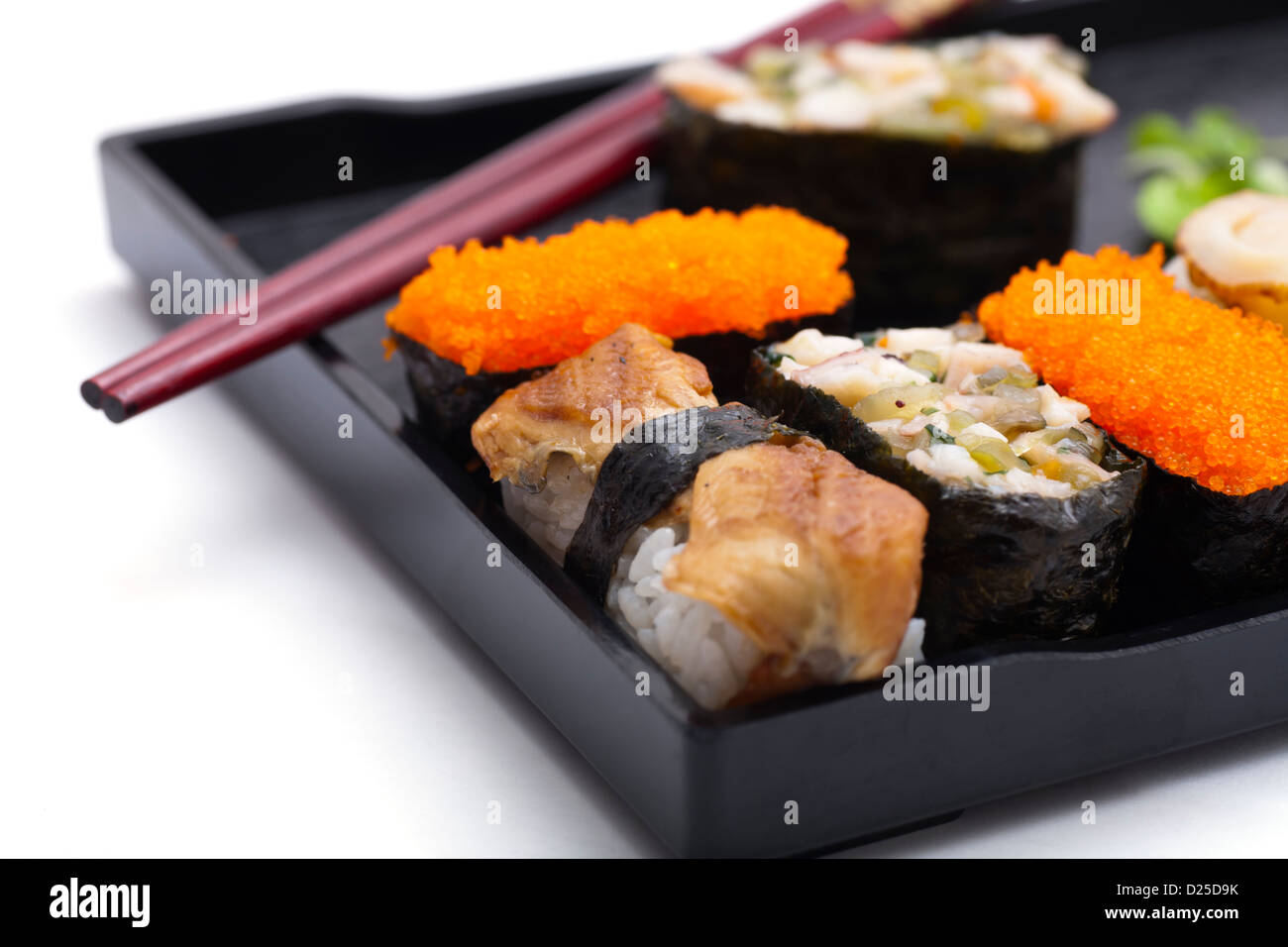 Japanisches Sushi auf Teller mit Stäbchen. Stockfoto