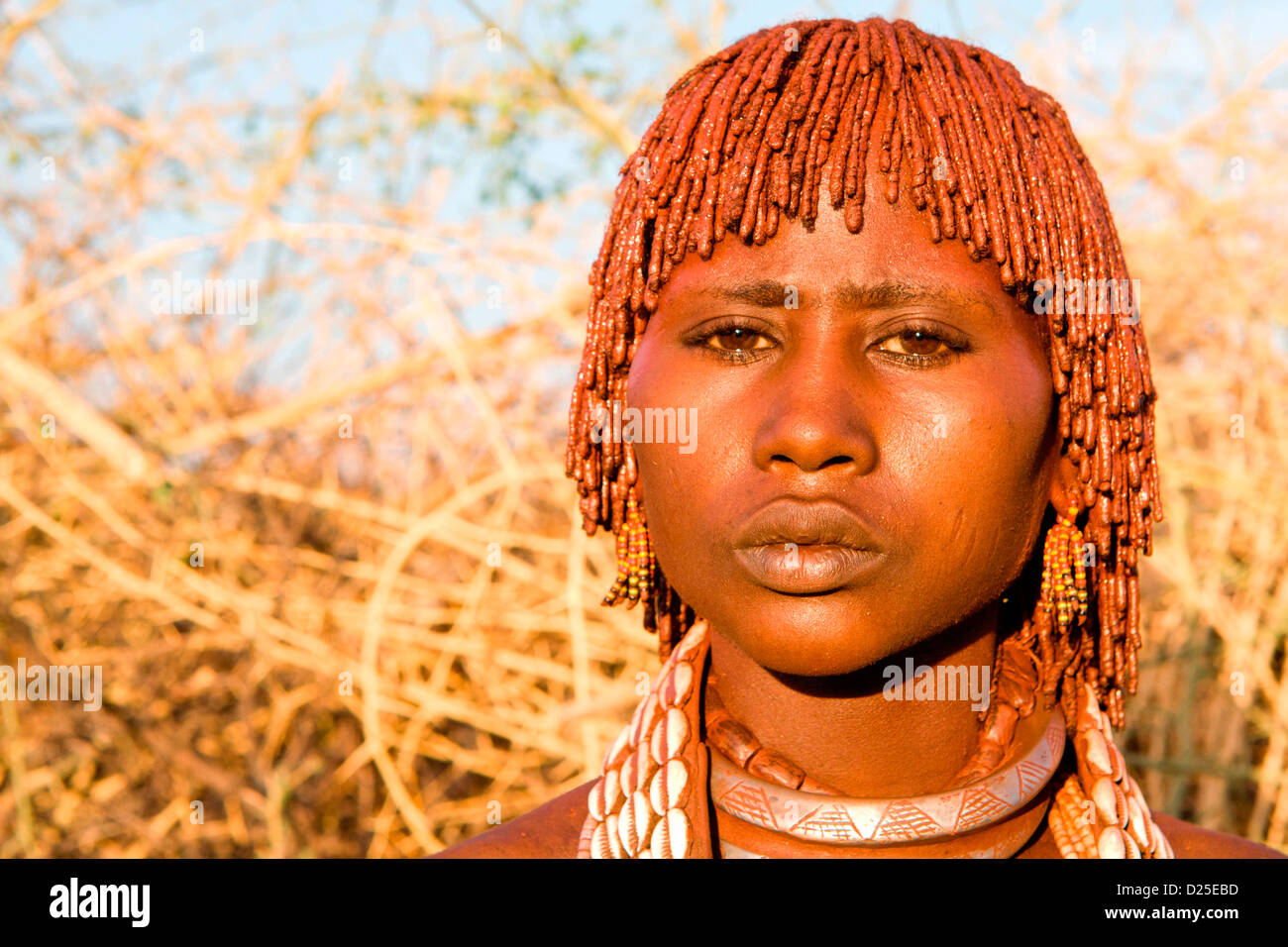 Porträt einer Hamer Tribeswoman in einem Dorf in der Nähe von Turmi am unteren Omo-Tal, Südliches Äthiopien, Afrika. Stockfoto