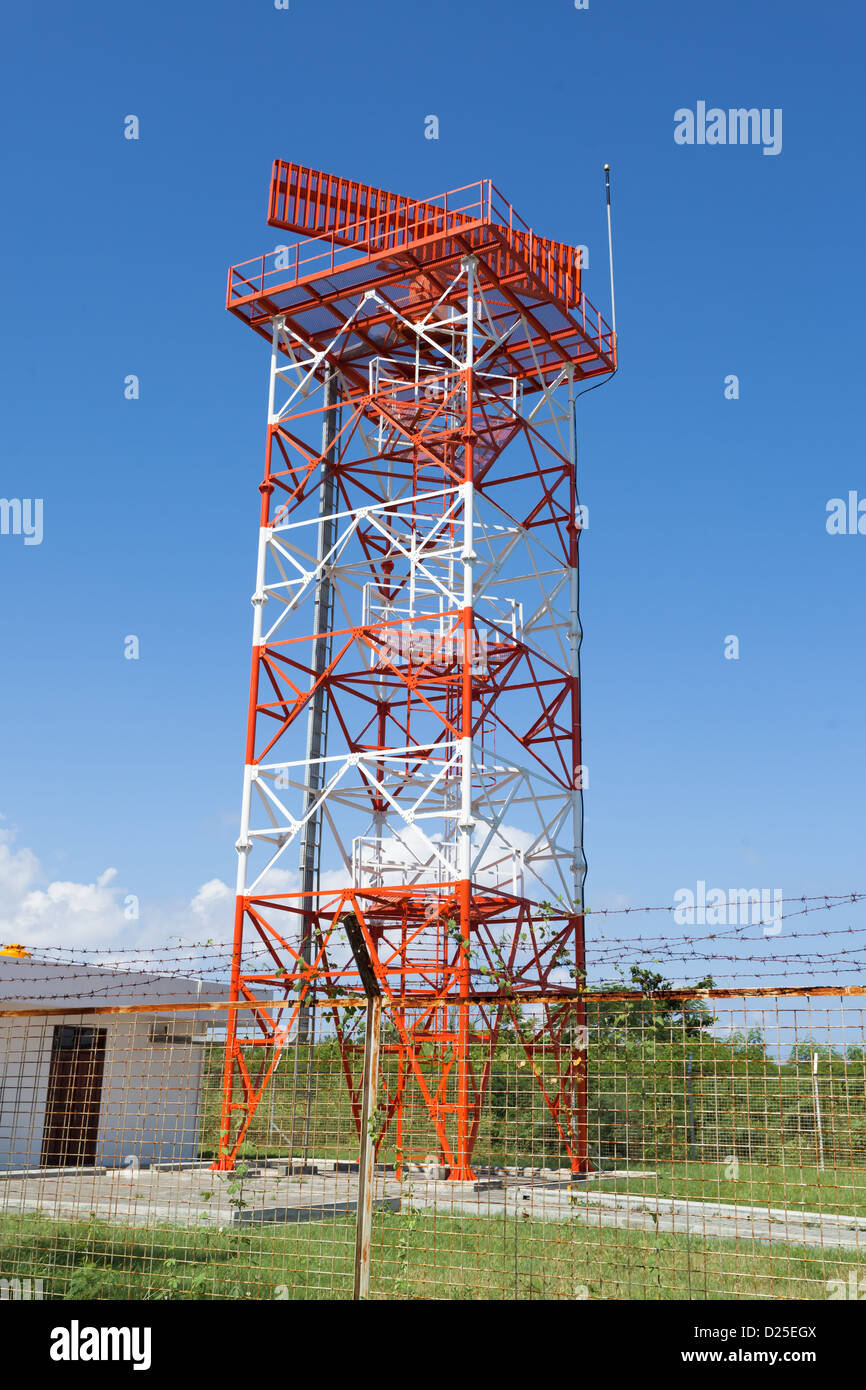 Rote und weiße Metall Radarturm im Flughafenbereich Stockfoto