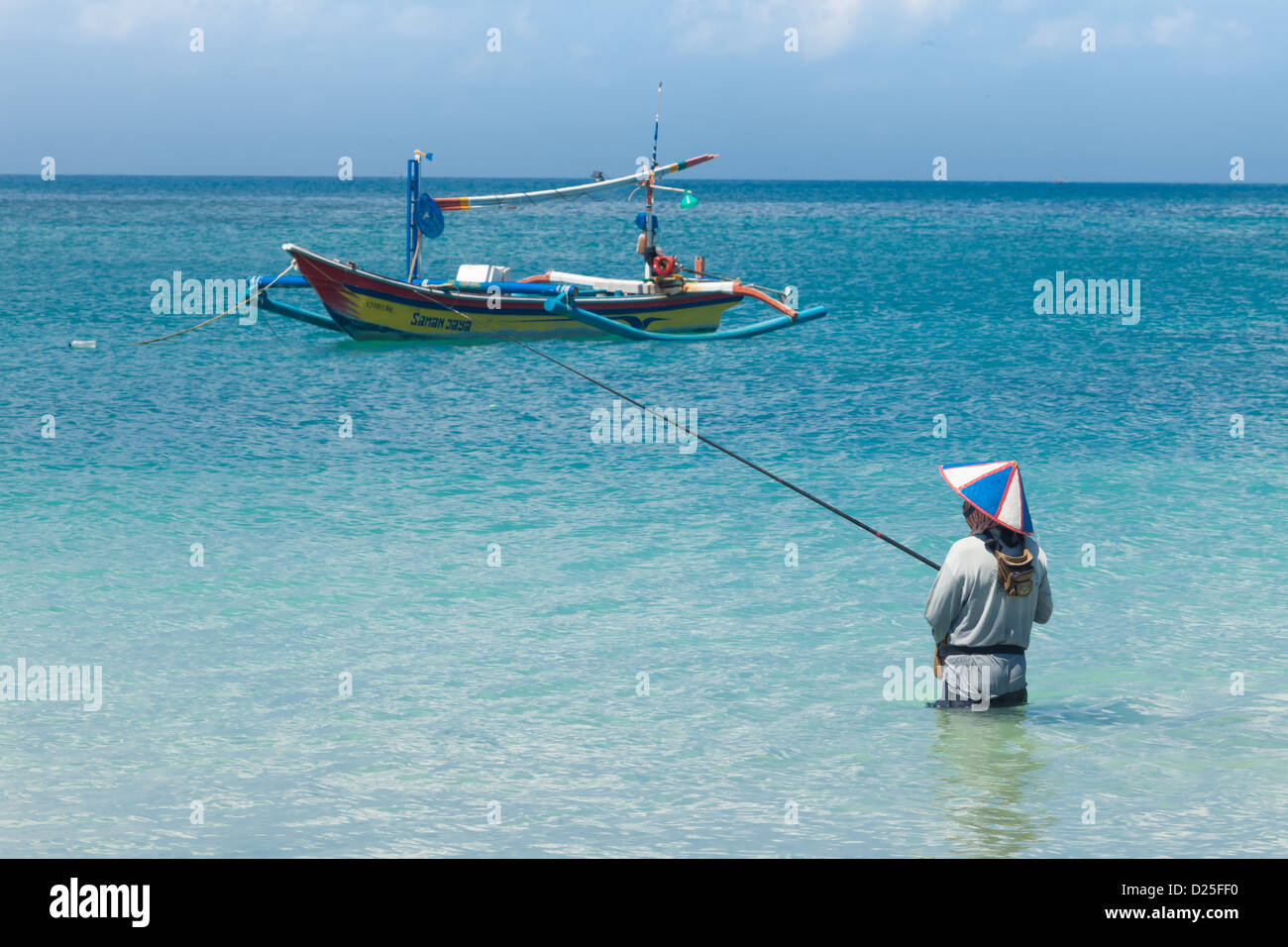 BALI - FEBRUAR 13. Linie die Fischer am Jimberan Beach am 13. Februar 2012 in Bali, Indonesien. Stockfoto