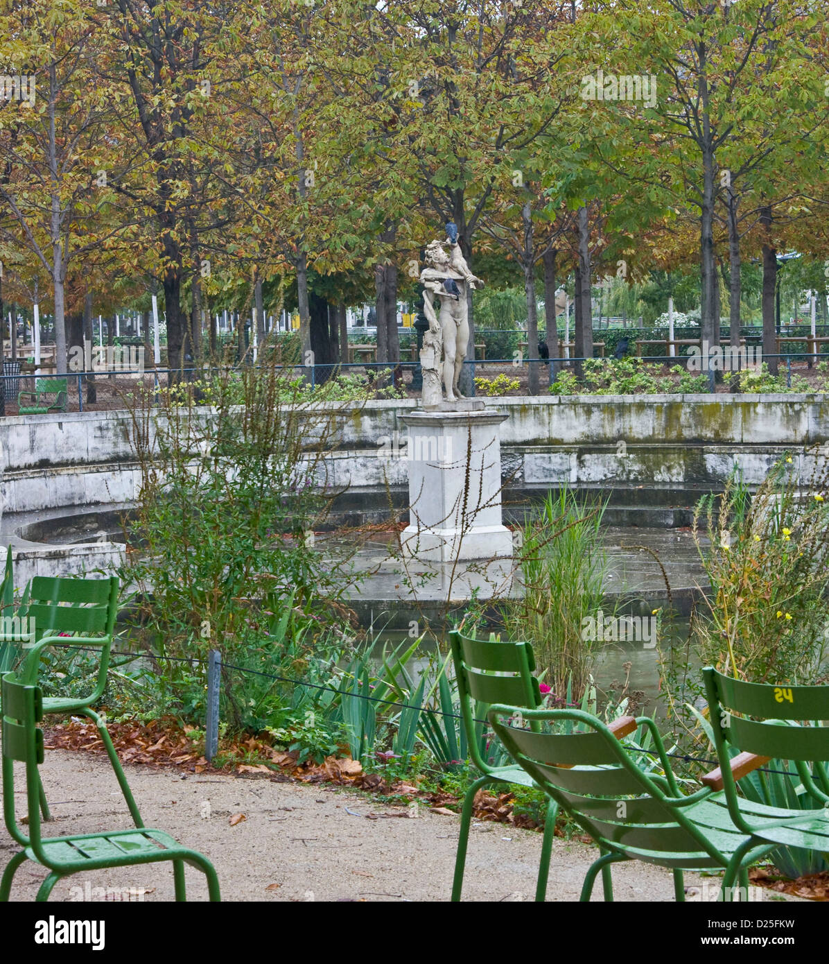 Statue Teich und Stühle Herbst Szene Jardin Des Tuileries Paris Frankreich Europa Stockfoto