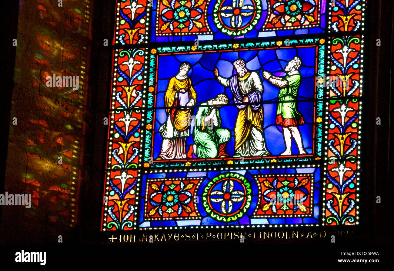 Lebendige Buntglas-Fenster und Reflexionen Klasse 1 aufgeführten Lincoln Kathedrale Lincolnshire England Europa Stockfoto