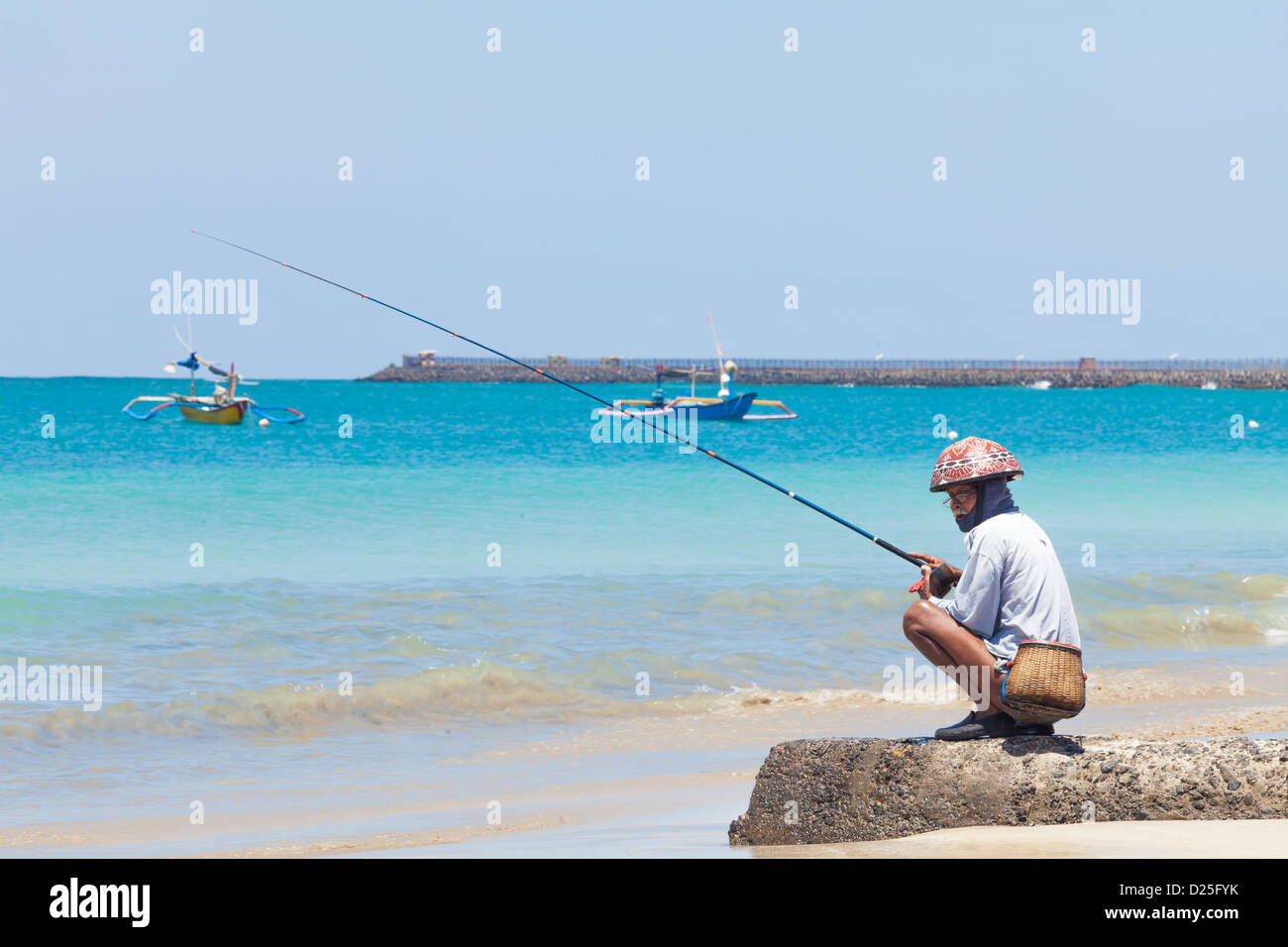 BALI - FEBRUAR 13. Linie die Fischer am Jimberan Beach am 13. Februar 2012 in Bali, Indonesien. Stockfoto