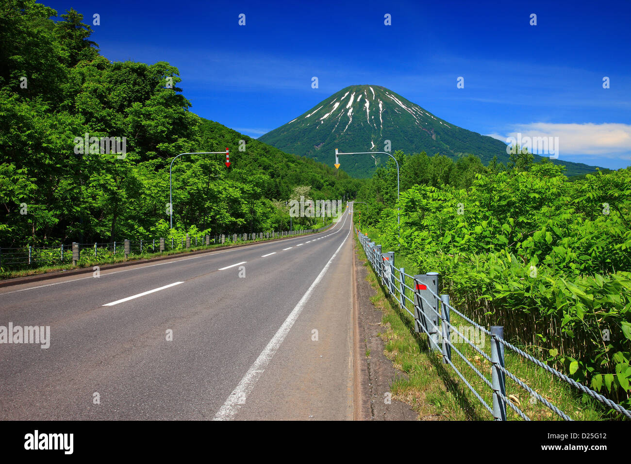 Straßen- und Mount Yotei, Hokkaido Stockfoto