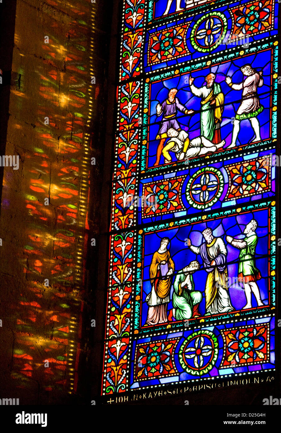 Lebendige Glasfenster und Reflexionen in der Klasse 1 aufgeführten Lincoln Kathedrale Lincolnshire England Europa Stockfoto