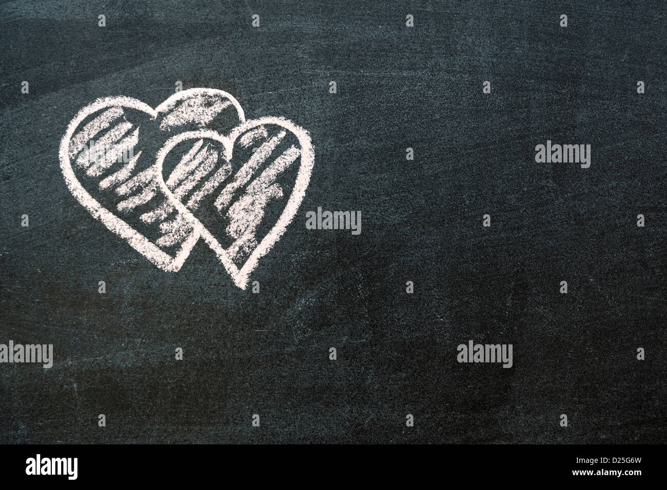 handgezeichnete Herzen Symbole auf der Tafel mit Leerzeichen links Stockfoto