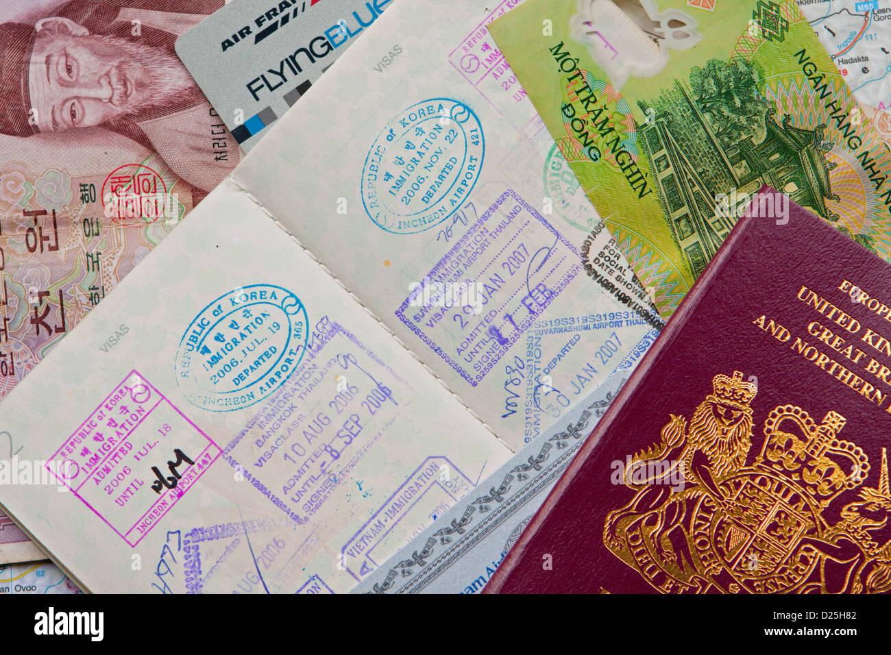 Grenzkontrolle, mehrere ein- und Ausreisestempel in einem kanadischen und britischen Pass, einschließlich Geld und Air France Airline Flying Club Card, Stockfoto