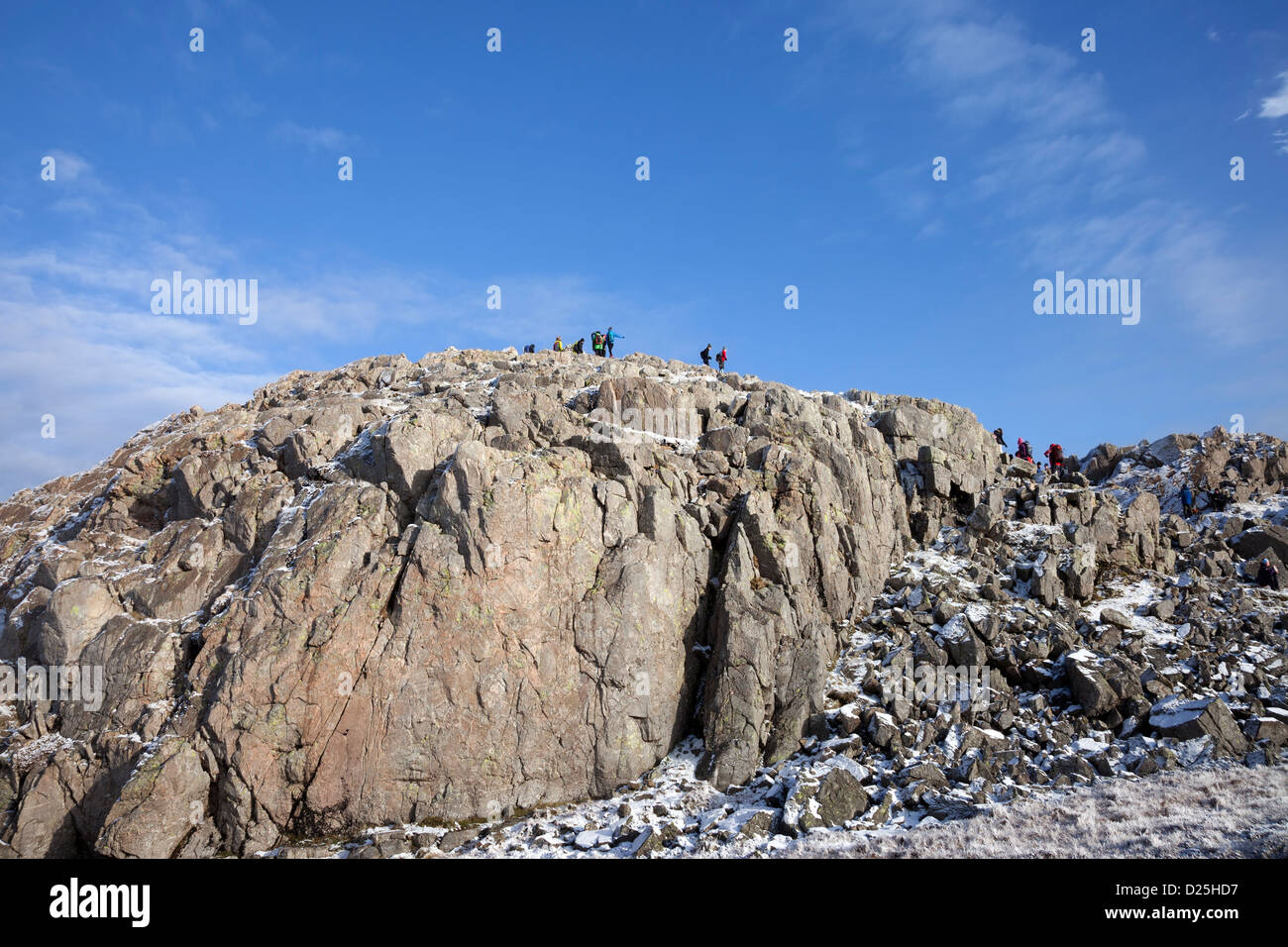 Wanderer auf dem Gipfel des Pike Blisko im Winter Lake Distrikt Cumbria UK Stockfoto