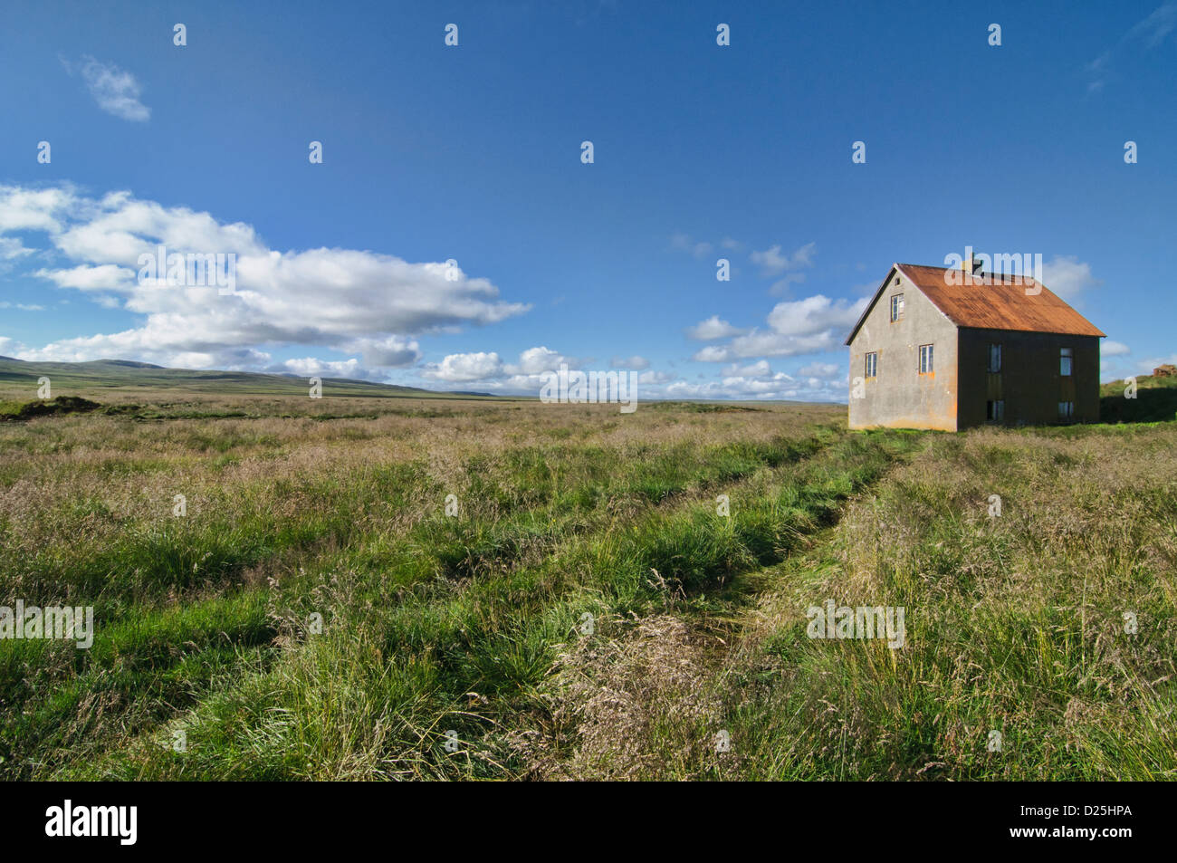 traditionelles Bauernhaus entlang der Fjorde Nordosten Islands Stockfoto