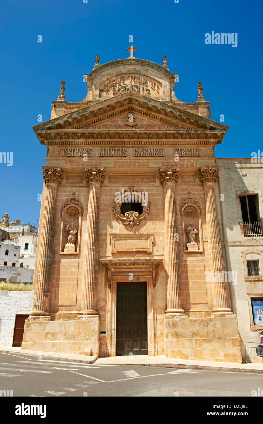 Das 19. Jahrhundert Neo-klassische Fassade der Carmine-Kirche (Chisea Sel Carmine). Ostuni, die weiße Stadt, Apulien, Italien. Stockfoto
