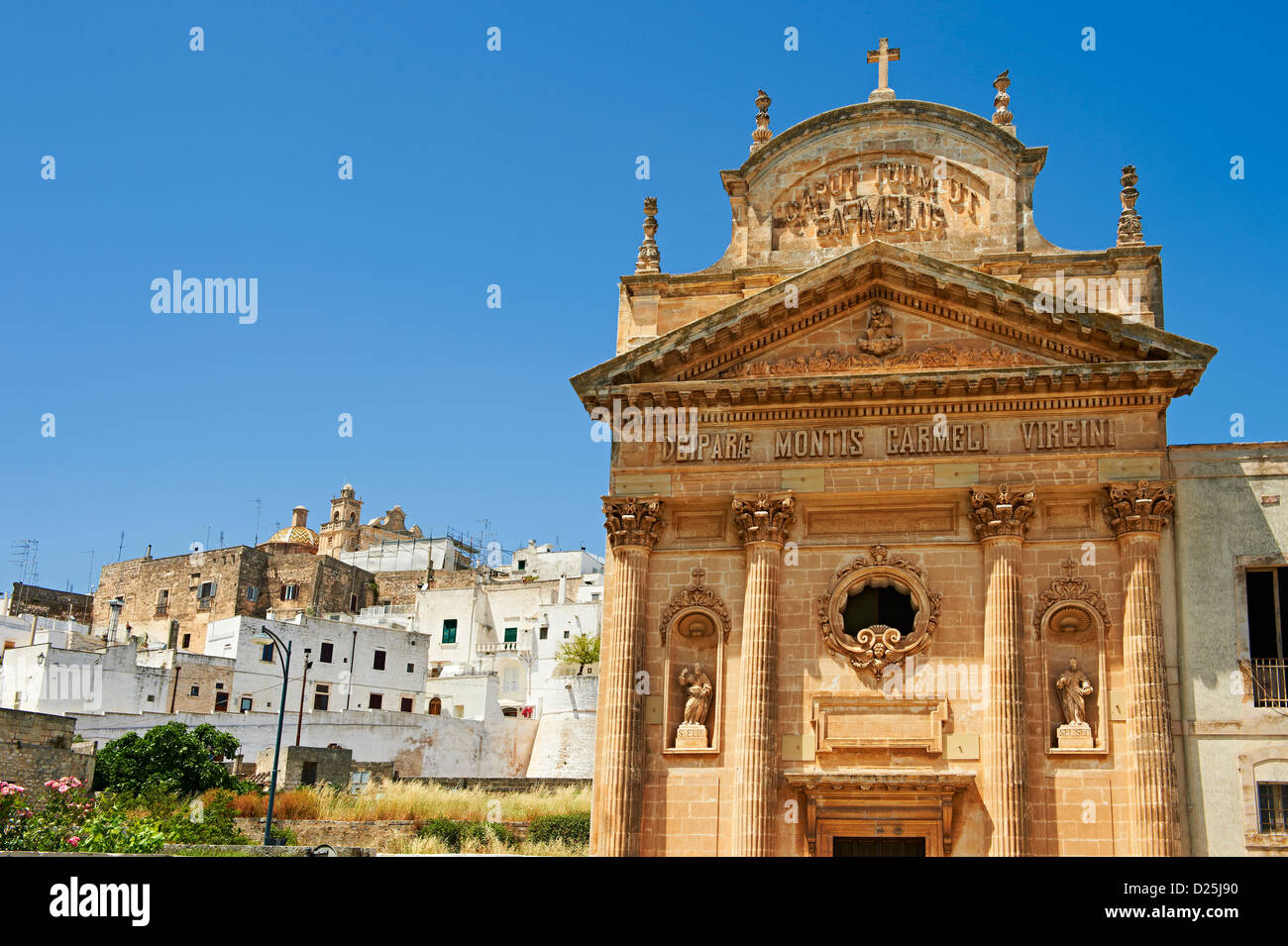 Das 19. Jahrhundert Neo-klassische Fassade der Carmine-Kirche (Chisea Sel Carmine). Ostuni, die weiße Stadt, Apulien, Italien. Stockfoto