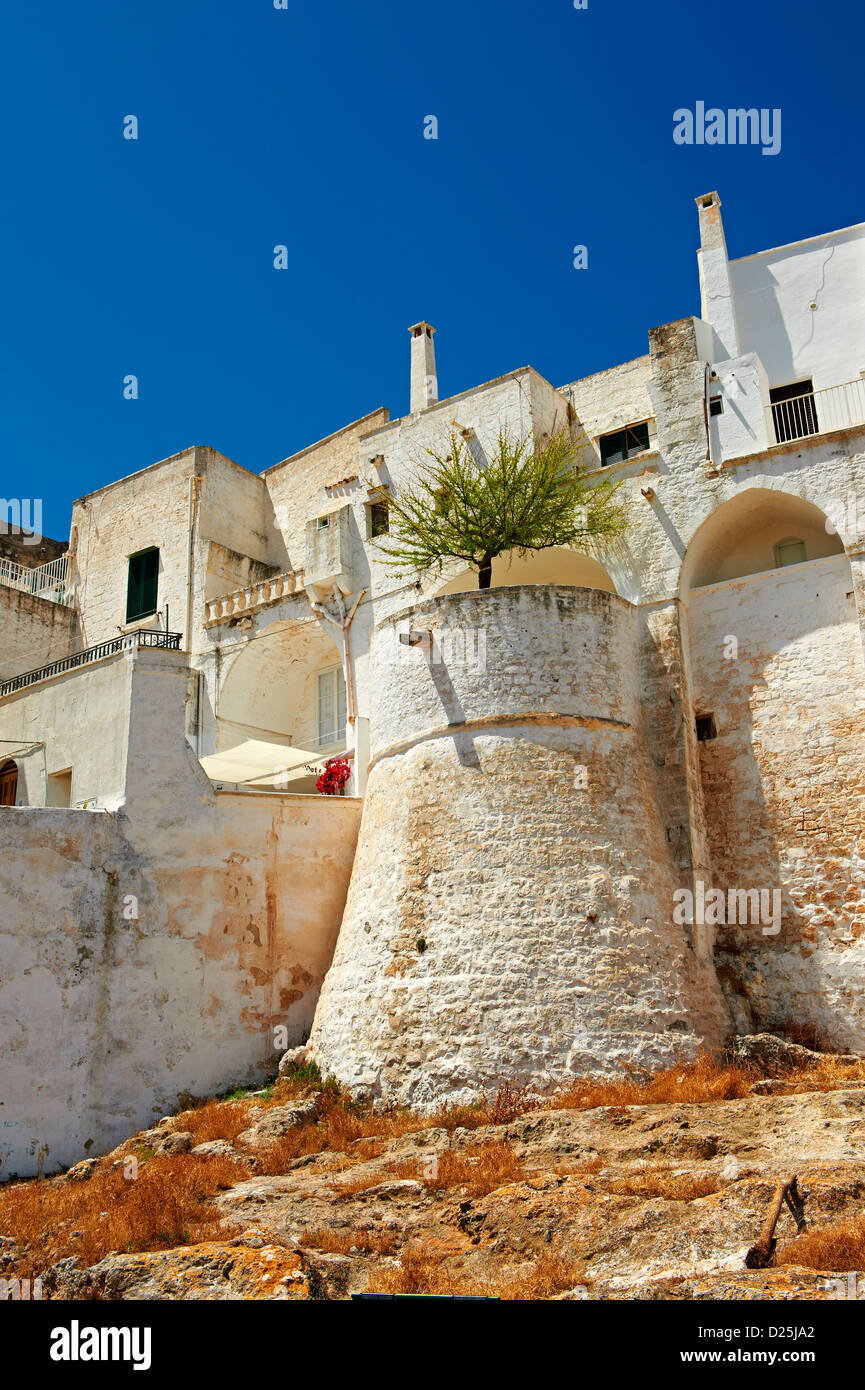 Der mittelalterliche weiße befestigter Hügel Stadtmauer von Ostuni, die weiße Stadt, Apulien, Italien. Stockfoto
