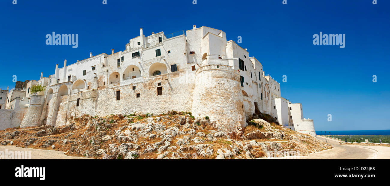 Der mittelalterliche weiße befestigter Hügel Stadtmauer von Ostuni, die weiße Stadt, Apulien, Italien. Stockfoto