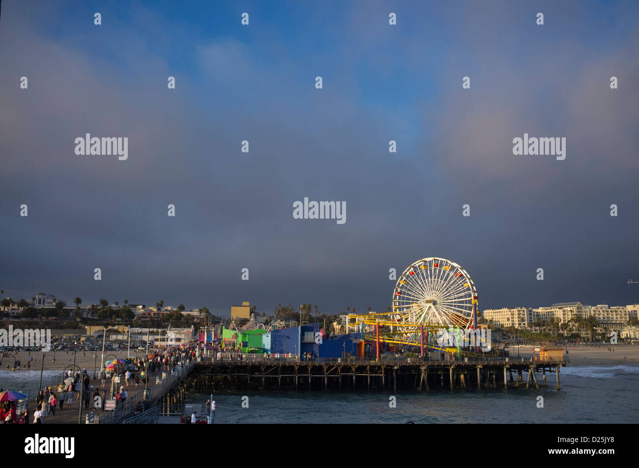 Santa Monica Pier mit Menschenmassen zu Fuß auf der Promenade Stockfoto