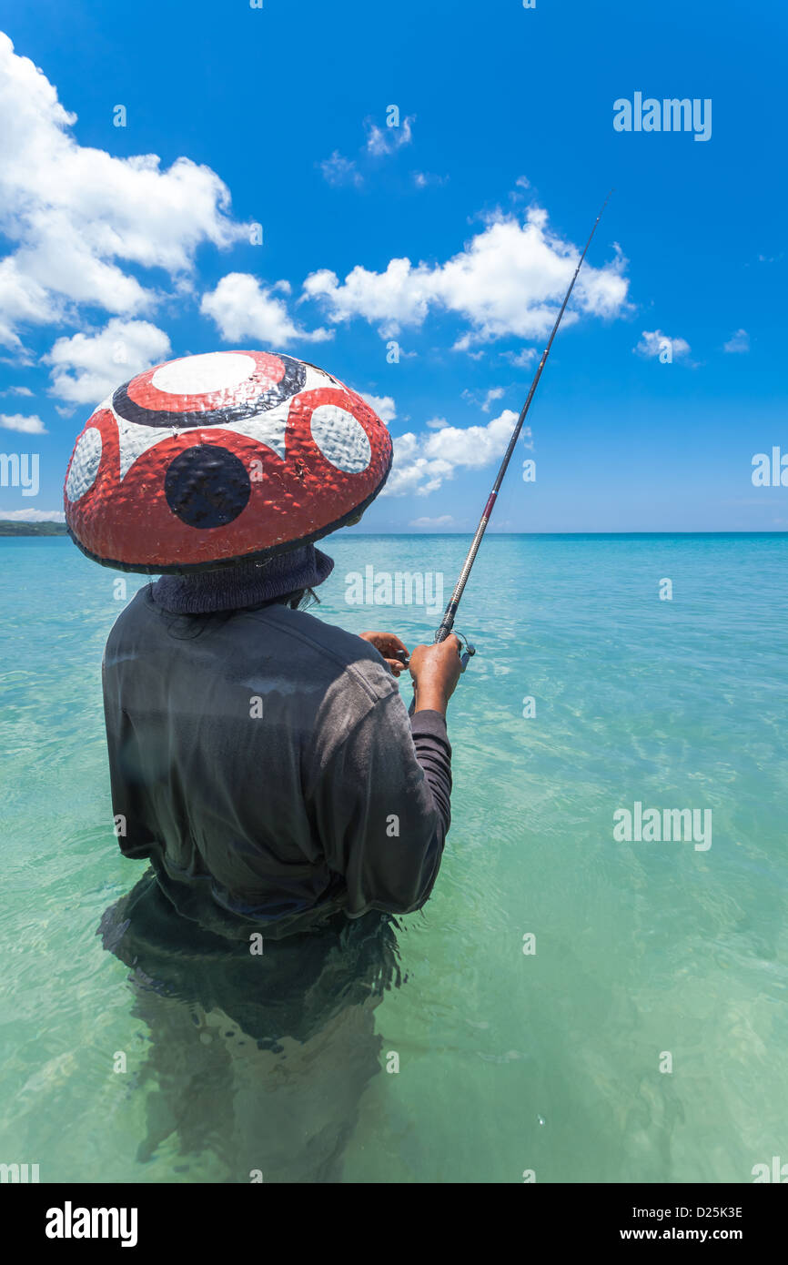 BALI - FEBRUAR 13. Linie die Fischer am Jimberan Beach am 13. Februar 2012 in Bali, Indonesien. Stockfoto