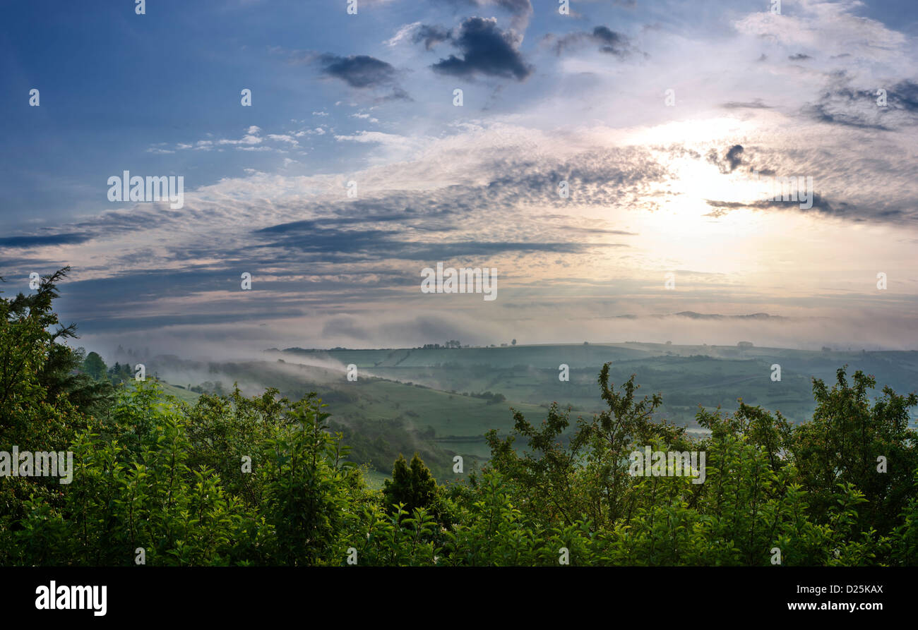 Misty Dawn auf der Suche nach Osten aus dem Dorf Nonette, Auvergne, Frankreich Stockfoto