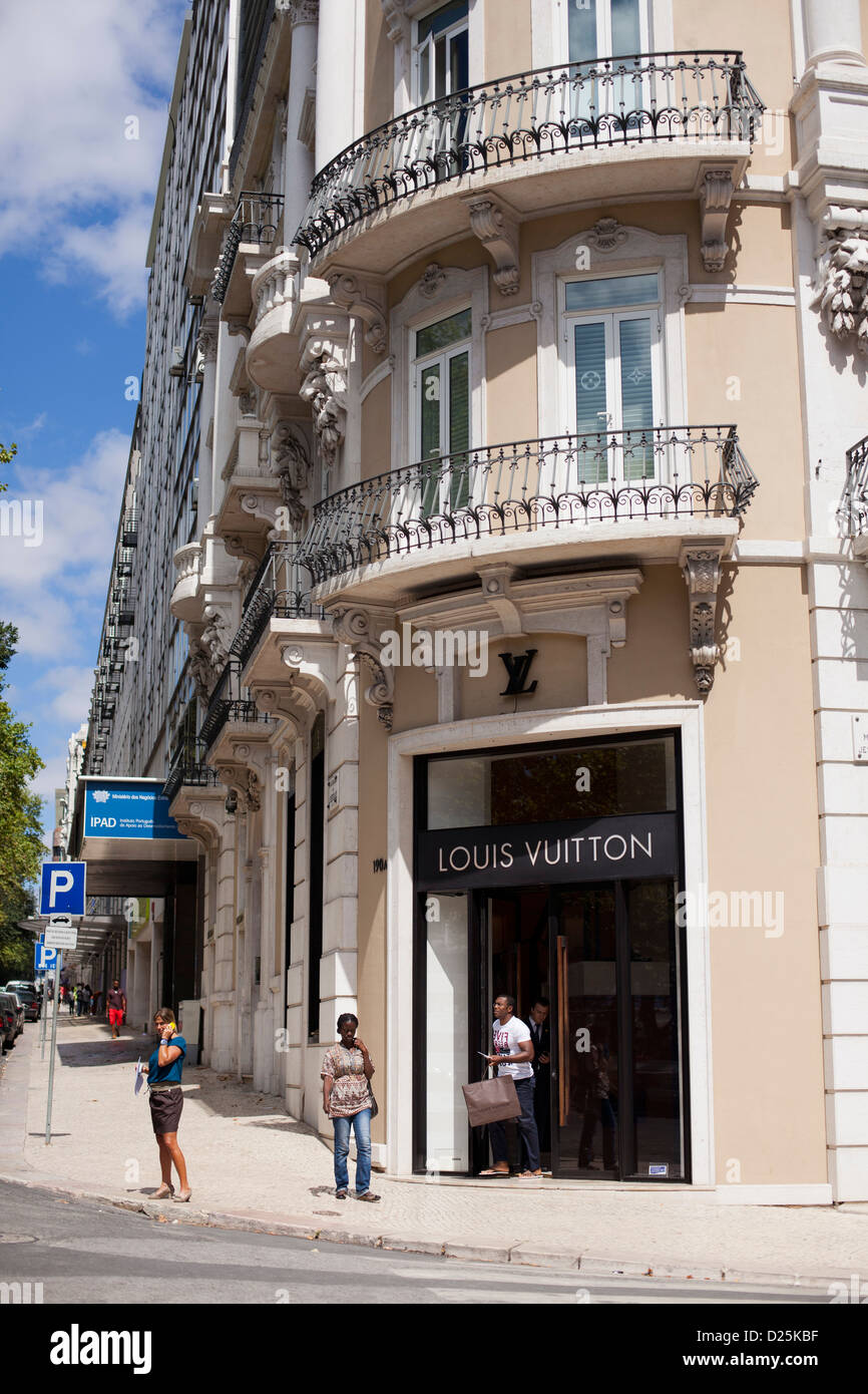 Spis aftensmad Effektivitet forskel Louis Vuitton in Avenida da Liberdade, Lissabon, Portugal Stockfotografie -  Alamy