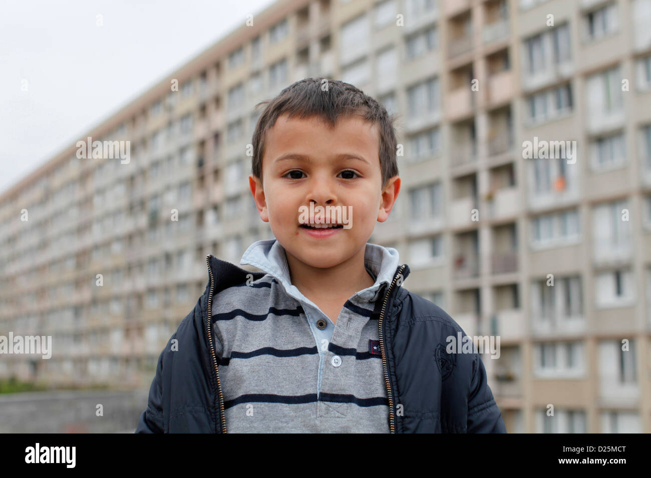 6-jähriger Junge außerhalb einer Sozialsiedlung Stockfoto