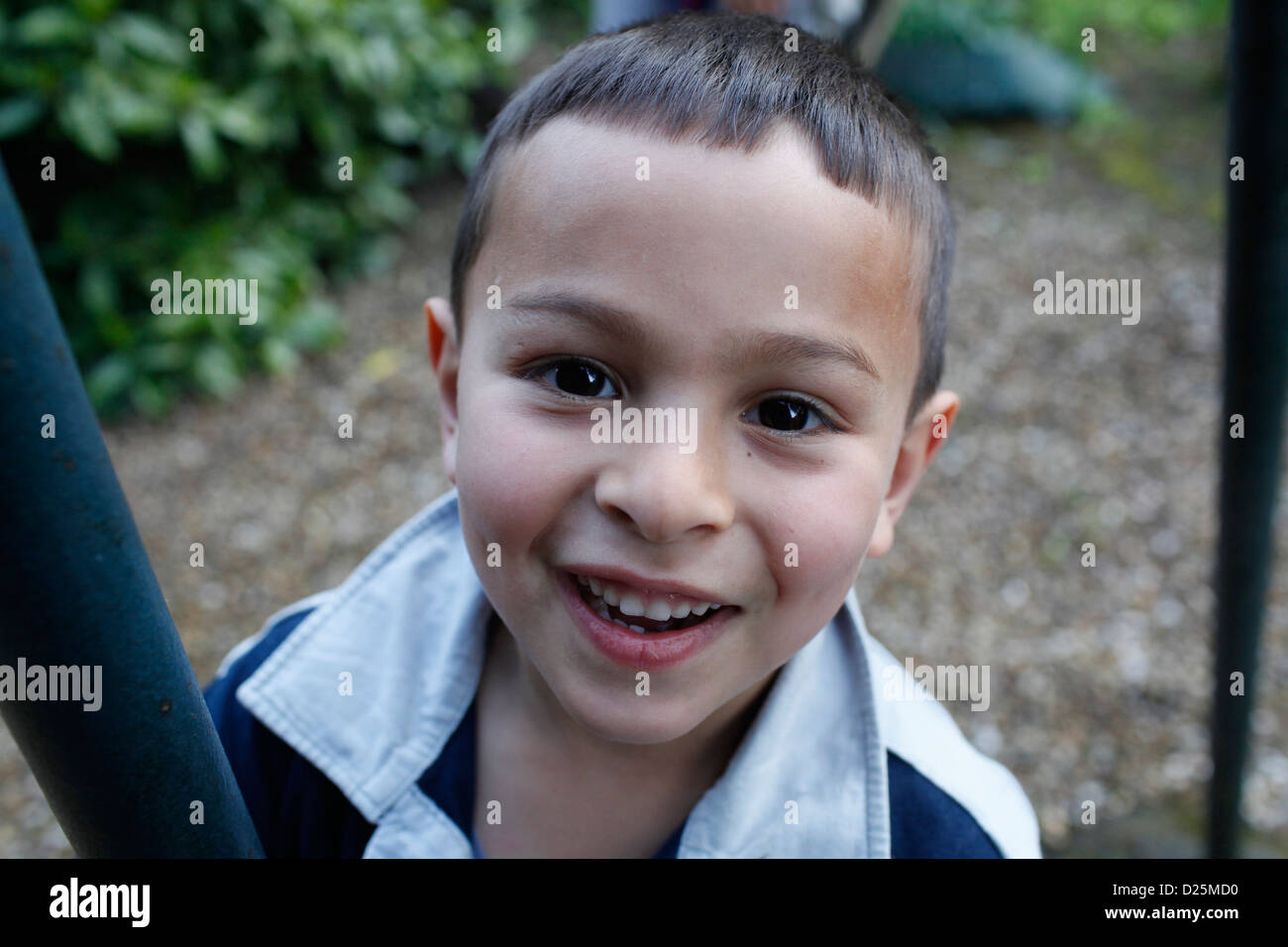 6-jähriger Junge lächelnd Stockfoto