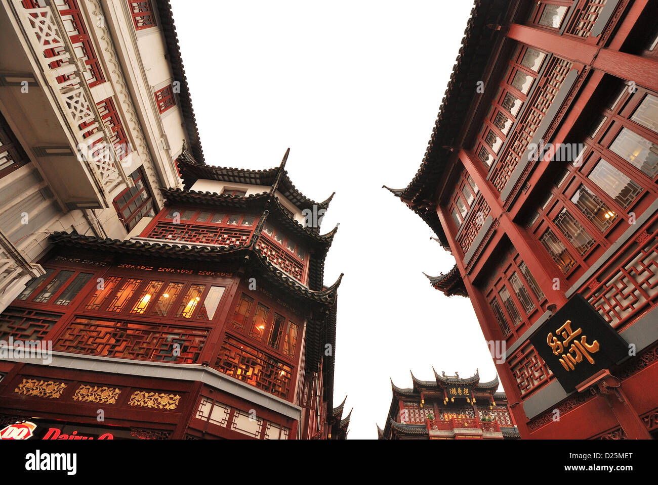 Historische Gebäude und Geschäfte der chinesischen Architektur in Yu Yuan Garden, Shanghai, China. Stockfoto