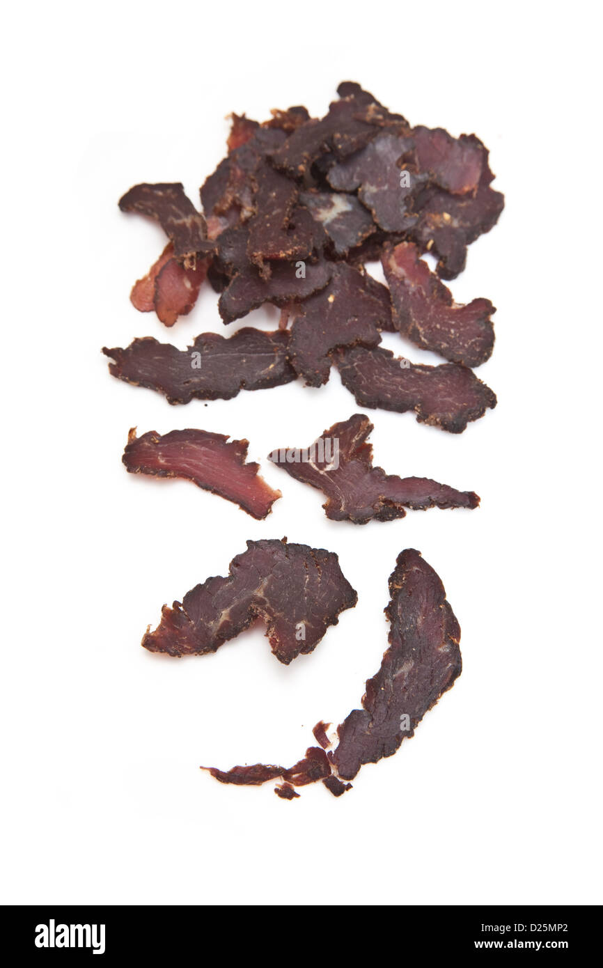 (In Scheiben geschnitten Biltong (Dörrfleisch) isoliert auf einem weißen Studio-Hintergrund. Stockfoto