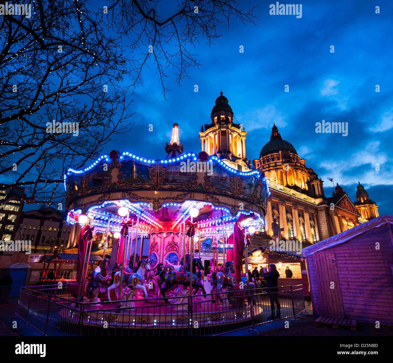 Kontinentale Weihnachtsmarkt in der Belfast City Hall mit Karussell im Vordergrund Stockfoto