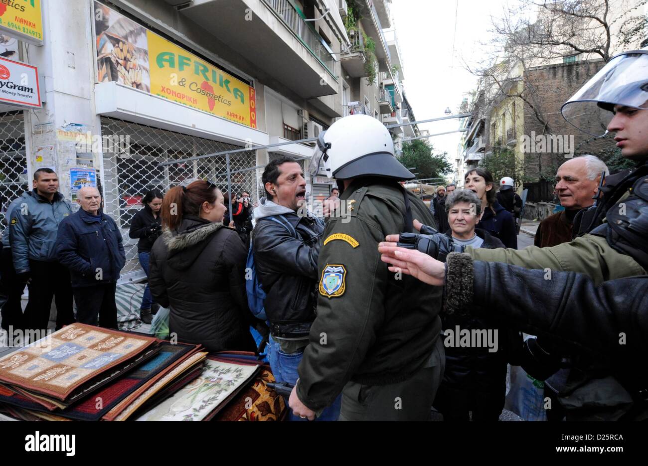 Athen, Griechenland. 15. Januar 2013. Polizei und Polizeibehörden der griechischen Anti-Terror-Einheit EKAM Räumung die besetzte Villa "Lela Karagianni" in Athen, Griechenland, am 15. Januar 2013. Im Bild: Zusammenstöße zwischen Bewohner und Polizei. Foto: Giorgos Nikolaidis / Kunst des Fokus Stockfoto