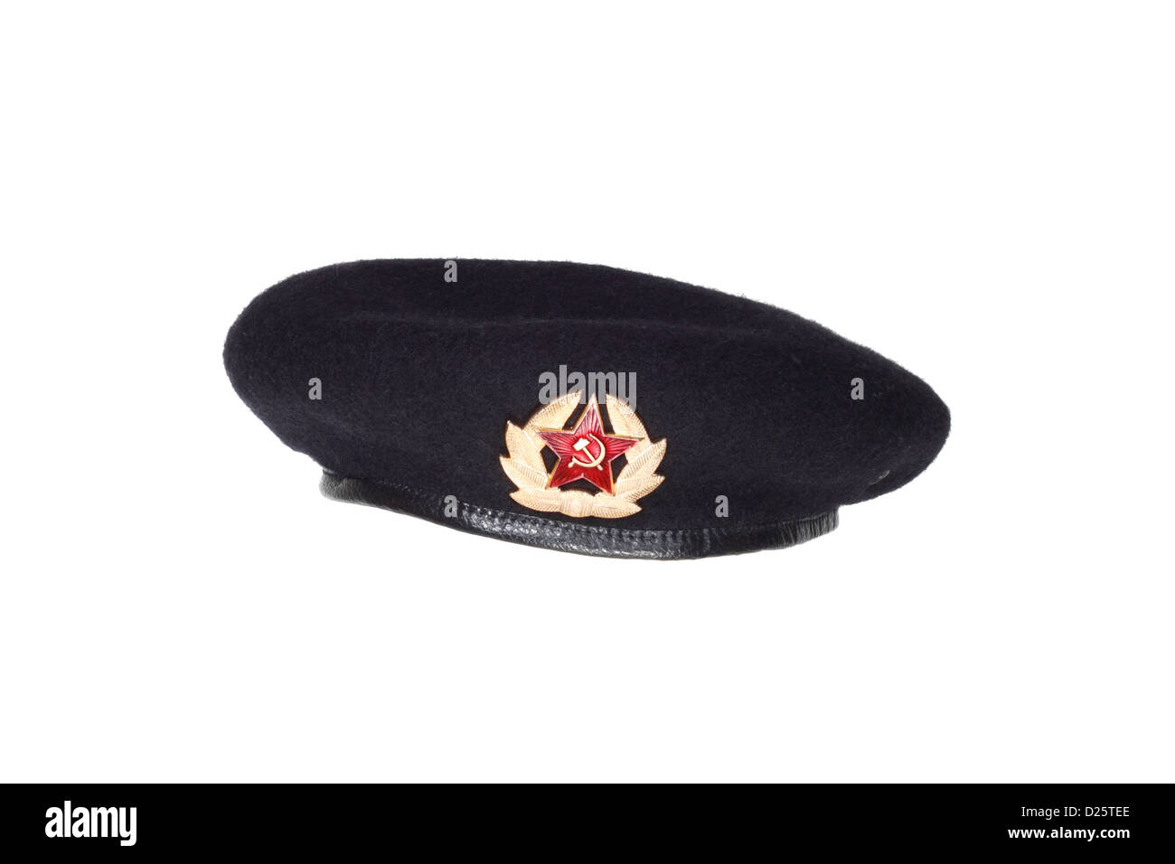 Einheitliche Kopfbedeckung der sowjetischen Spezialeinheiten oder Marines. Schwarzer Wolle Baskenmütze mit einem Abzeichen. Isoliert auf weißem Hintergrund Stockfoto