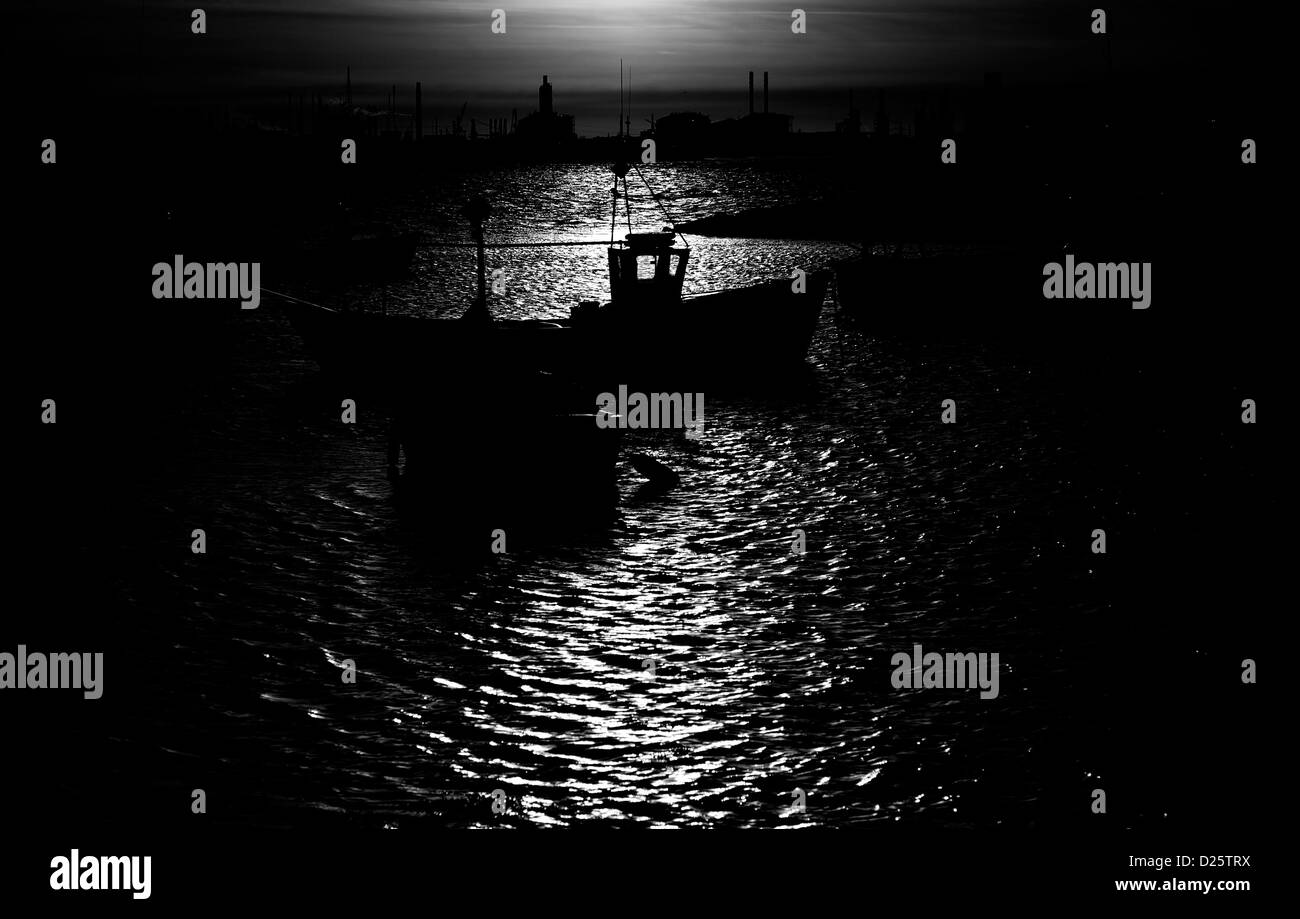 Ein Fischerboot liegt in Paddy es Loch im Süden Gare in Teesside. Stockfoto