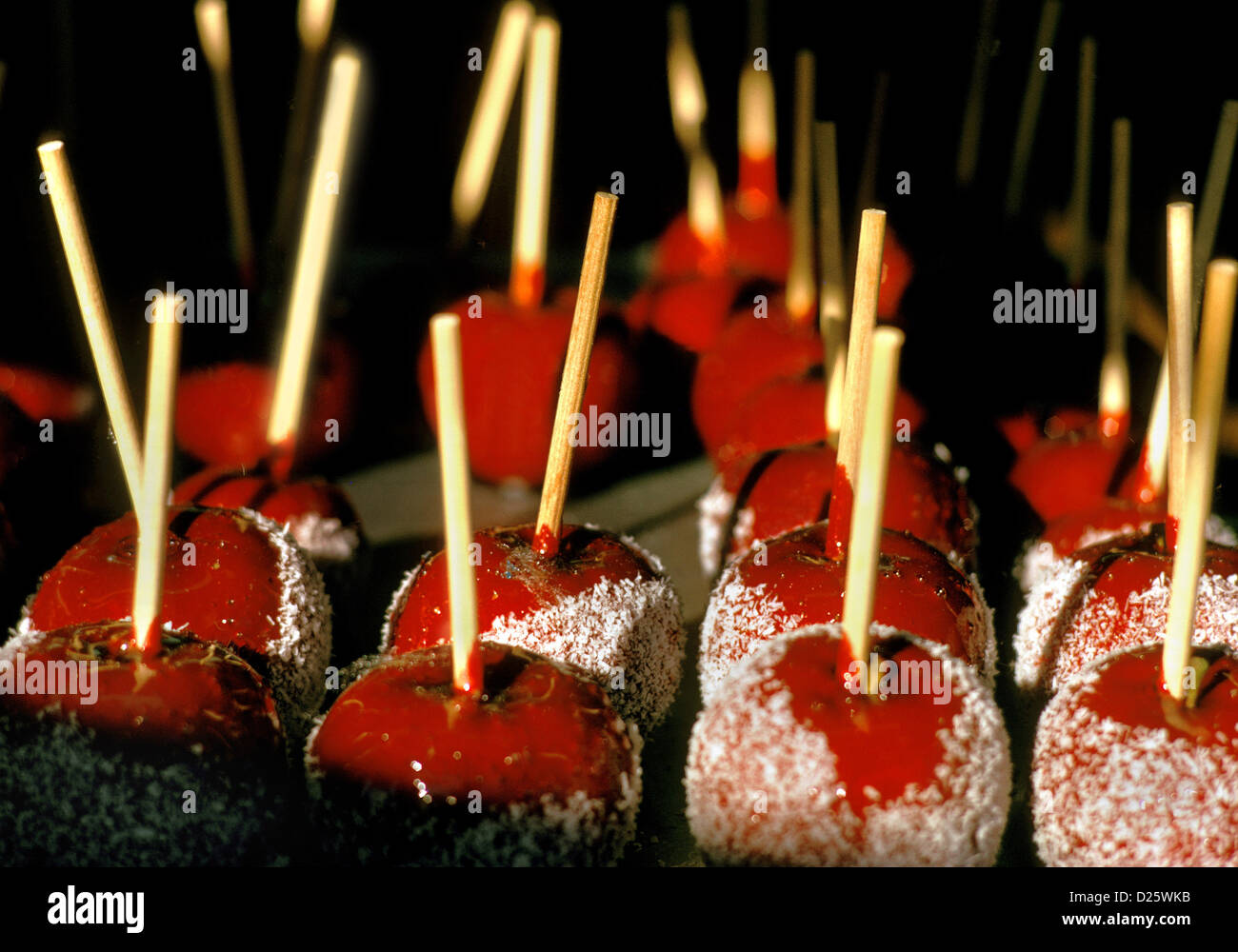 Liebesäpfel auf Kirmes Stockfoto