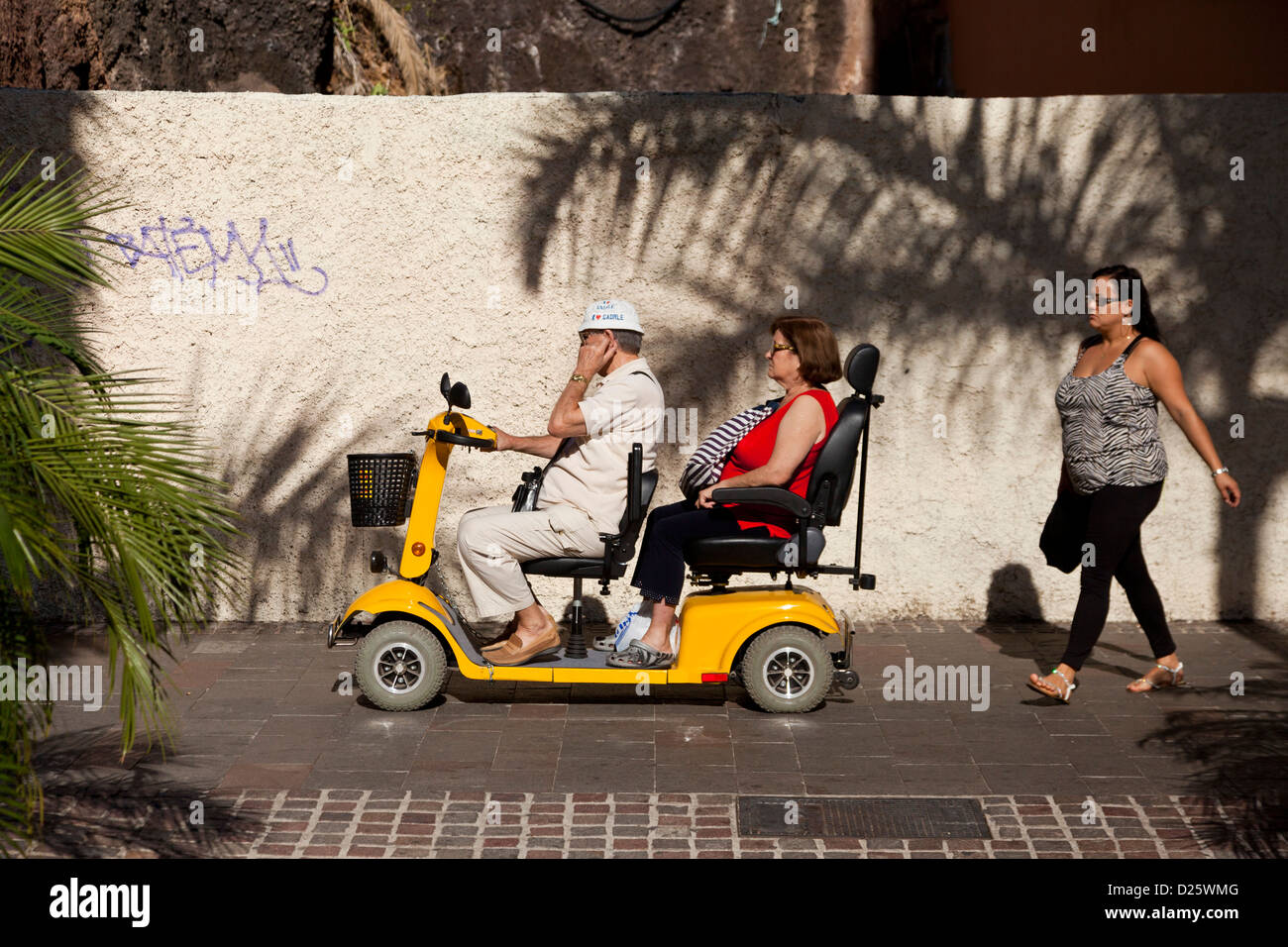 Doppelsitzer scooter -Fotos und -Bildmaterial in hoher Auflösung – Alamy