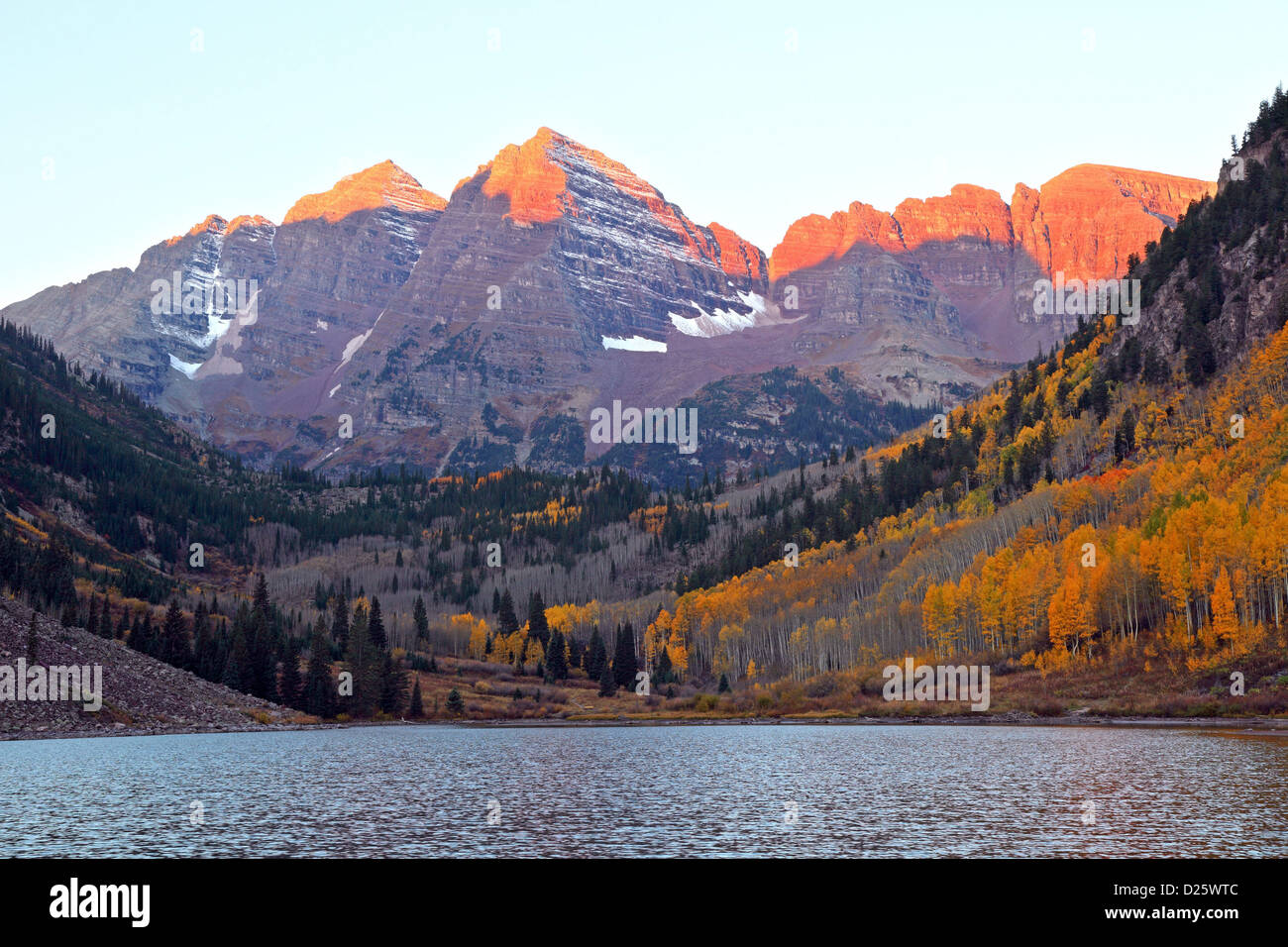 Maroon Bells und See, Sonnenaufgang, Aspen, Colorado, USA Stockfoto
