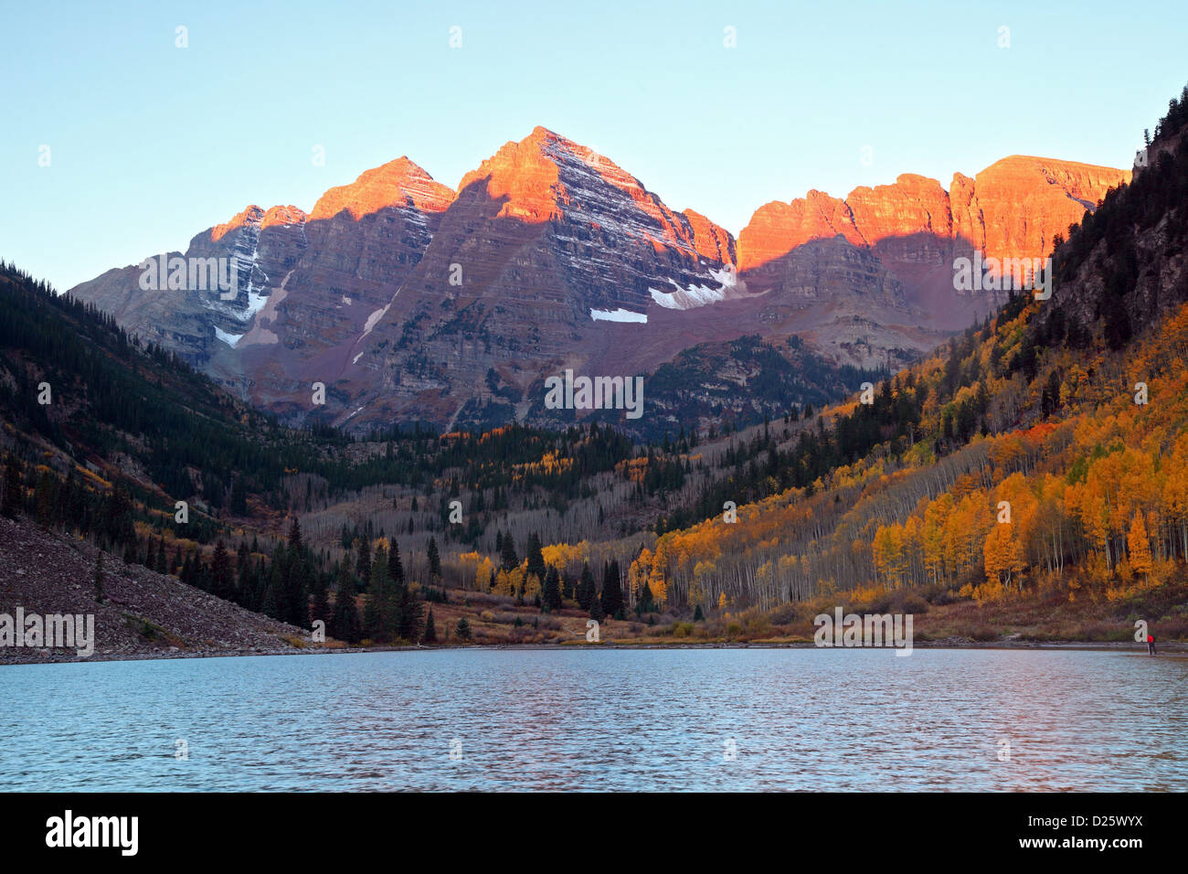 Maroon Bells und See, Sonnenaufgang, Aspen, Colorado, USA Stockfoto