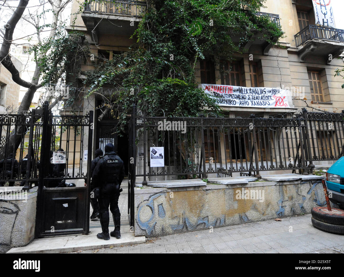 Athen, Griechenland. 15. Januar 2013. Polizei und Polizeibehörden der griechischen Anti-Terror-Einheit EKAM Räumung die besetzte Villa "Lela Karagianni" in Athen, Griechenland, am 15. Januar 2013. Im Bild: die Polizei Anti-Terror-Einheit EKAM geben Sie Sie im Garten der Villa Karagianni. Foto: Giorgos Nikolaidis / Kunst des Fokus Stockfoto