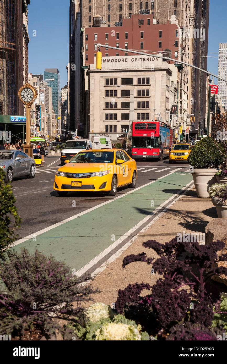Taxi und Double Decker Bus, Flatiron öffentlichen Raum und Radweg, Broadway und Fifth Avenue, Madison Square Park, New York Stockfoto