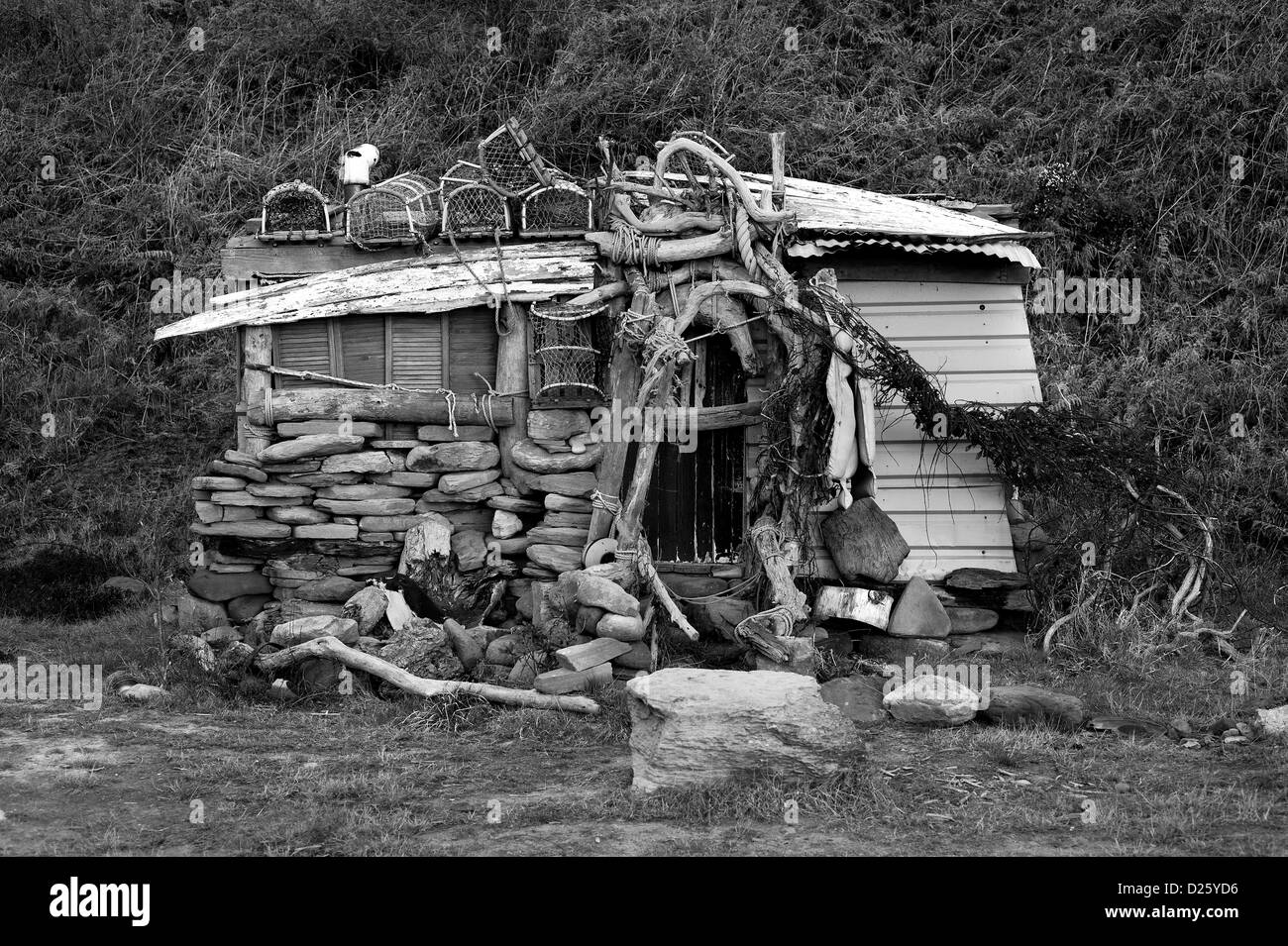 Eine Fischerhütte am Hafen Mulgrave in Yorkshire, England ist mit alten Treibholz geschmückt. Stockfoto