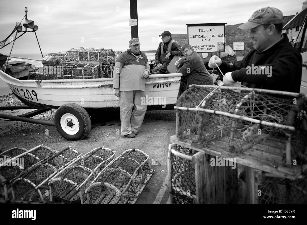 Fischer-Chat außerhalb Ship Inn Saltburn in Cleveland bevor Sie aufbrechen, Hummer Töpfe Layout Stockfoto