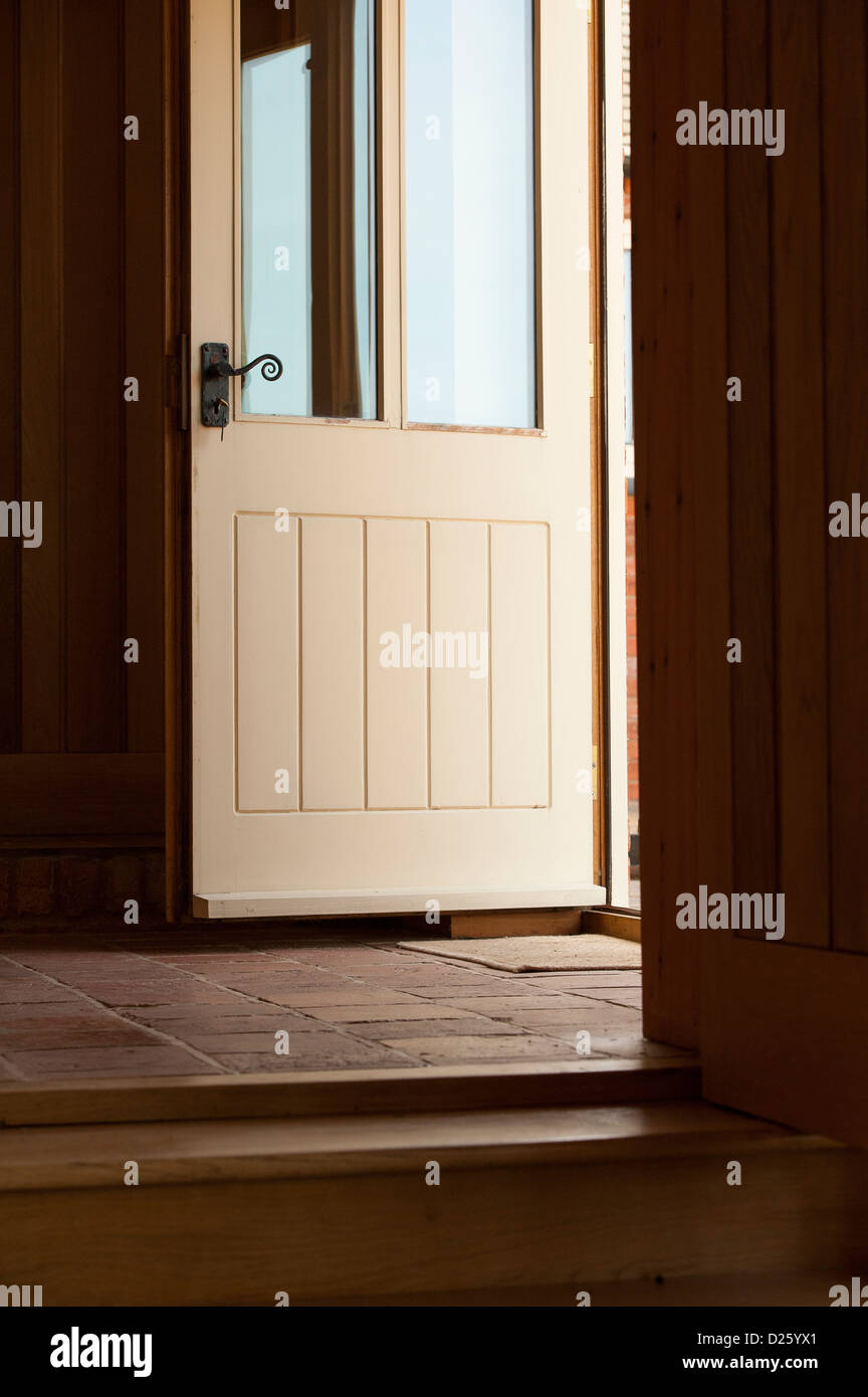 Türöffnung in einem gefliesten Eingangsbereich in einem neu umgebauten Scheune im ländlichen England. Stockfoto