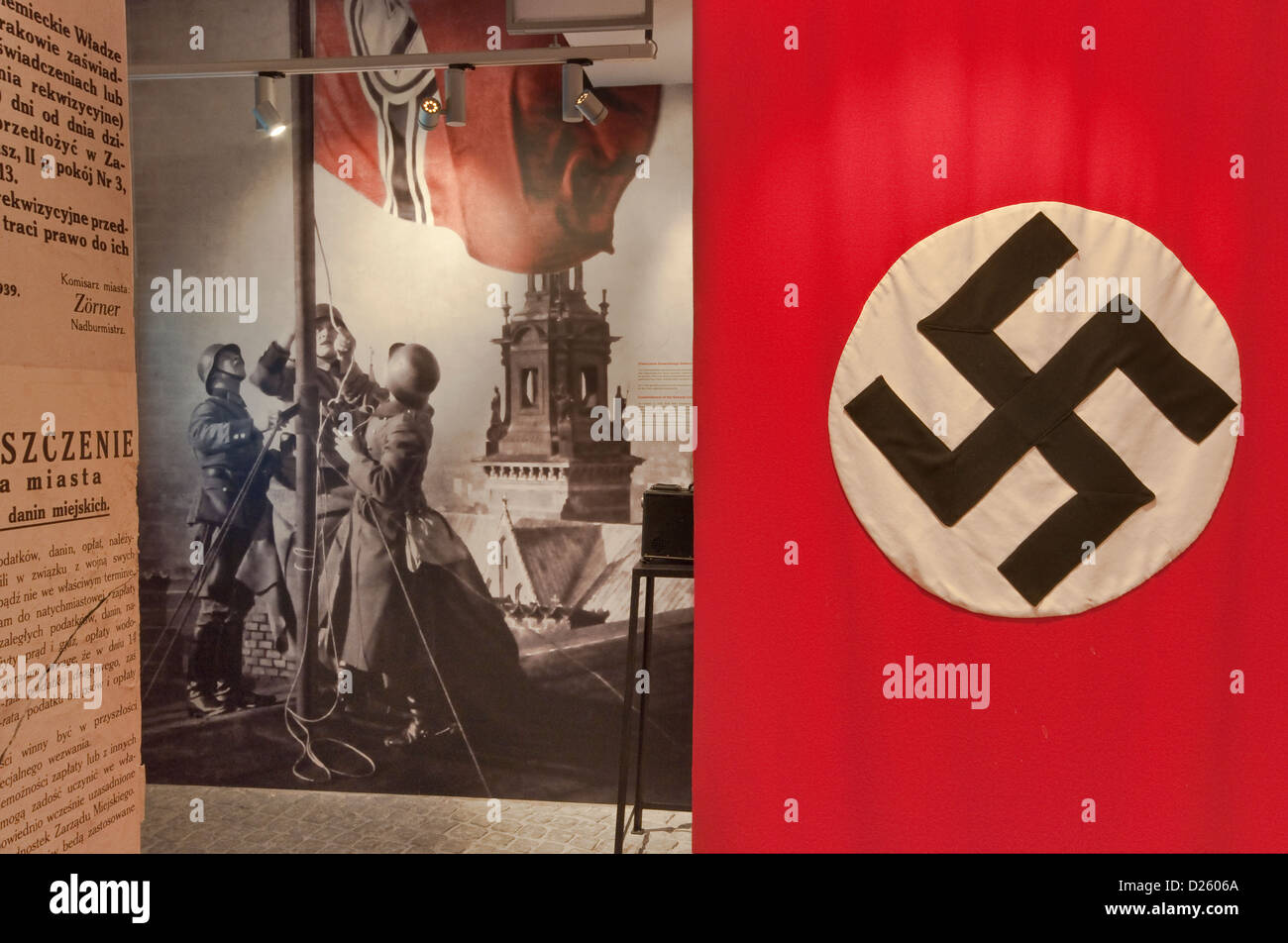 Deutsche Soldaten, die Erhöhung der nationalsozialistischen Flagge am Wawel-Schloss, Foto bei Oskar Schindlers Fabrik Museum in Krakau, Polen Stockfoto