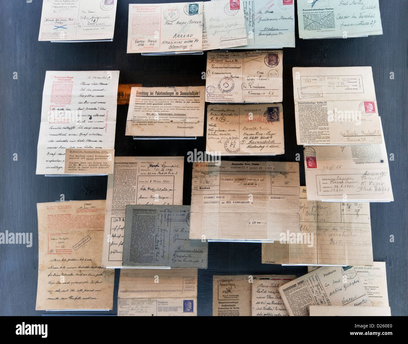 Buchstaben der polnischen und jüdischen Häftlinge aus Konzentrationslagern, Oskar Schindlers Fabrik Museum in Krakau, Polen Stockfoto