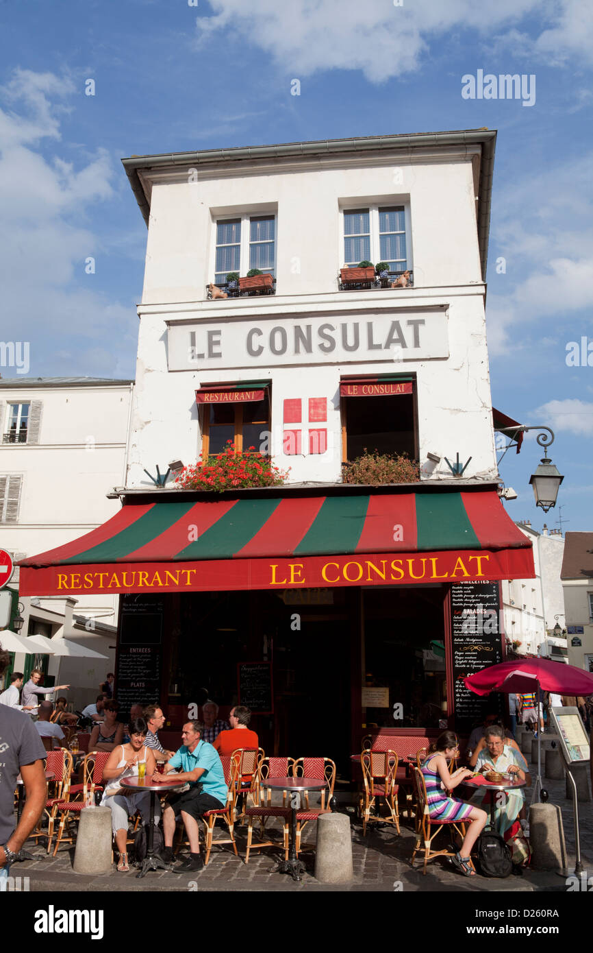 Le Consulat Restaurant in Montmartre mit außen Tische auf der gepflasterten Straße, Paris, Frankreich Stockfoto