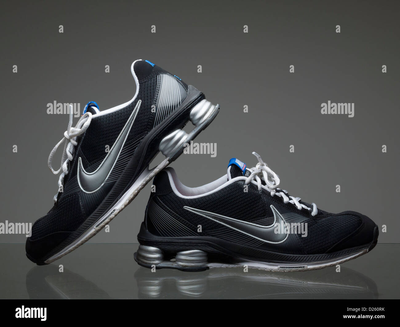 Paar schwarze Nike Laufschuhe Stockfoto